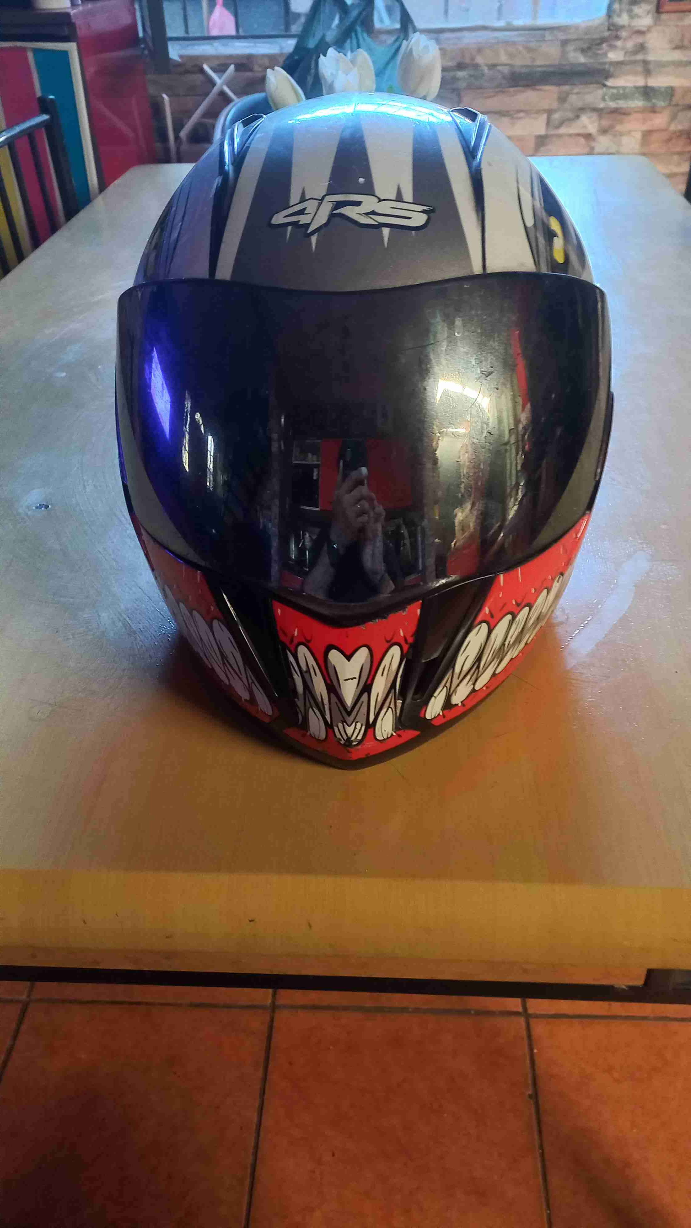 Casco de moto con diseño negro y rojo - miniatura 4