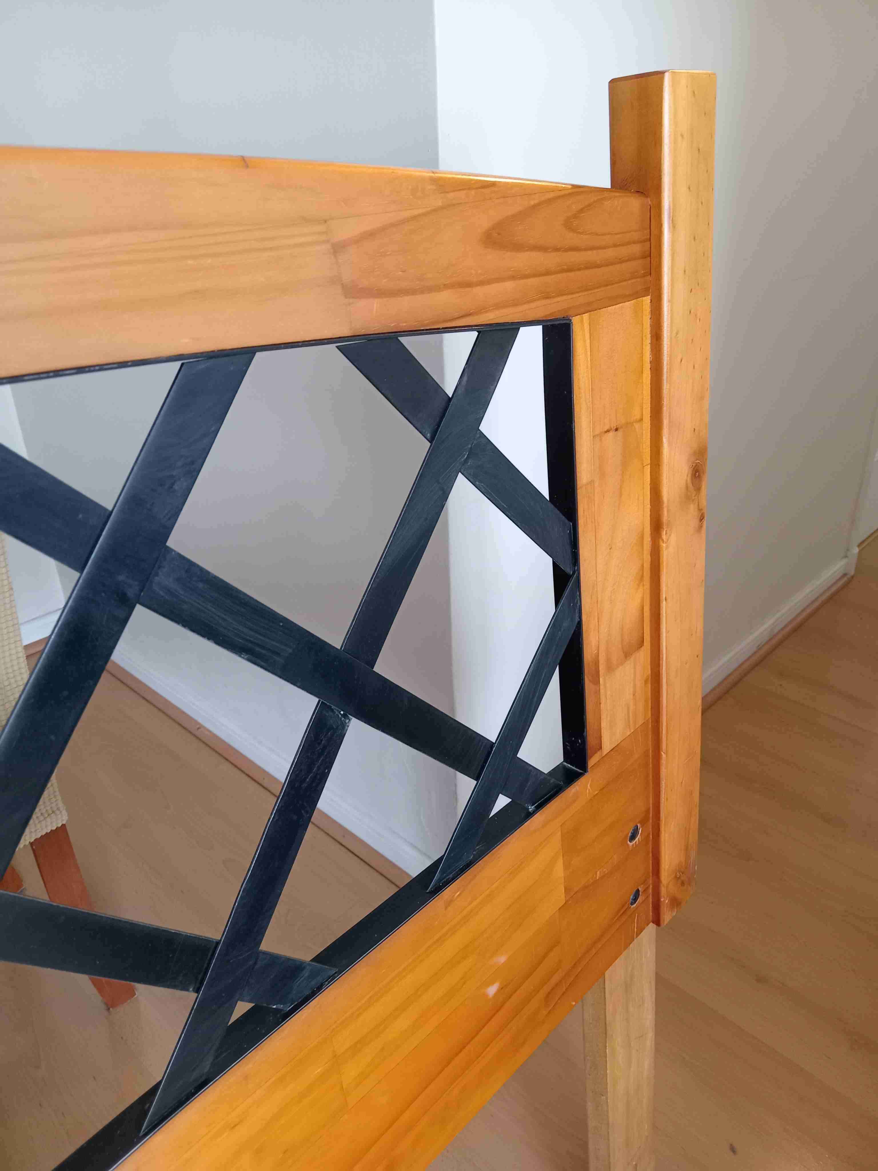 Respaldo de cama de madera y metal - miniatura 4