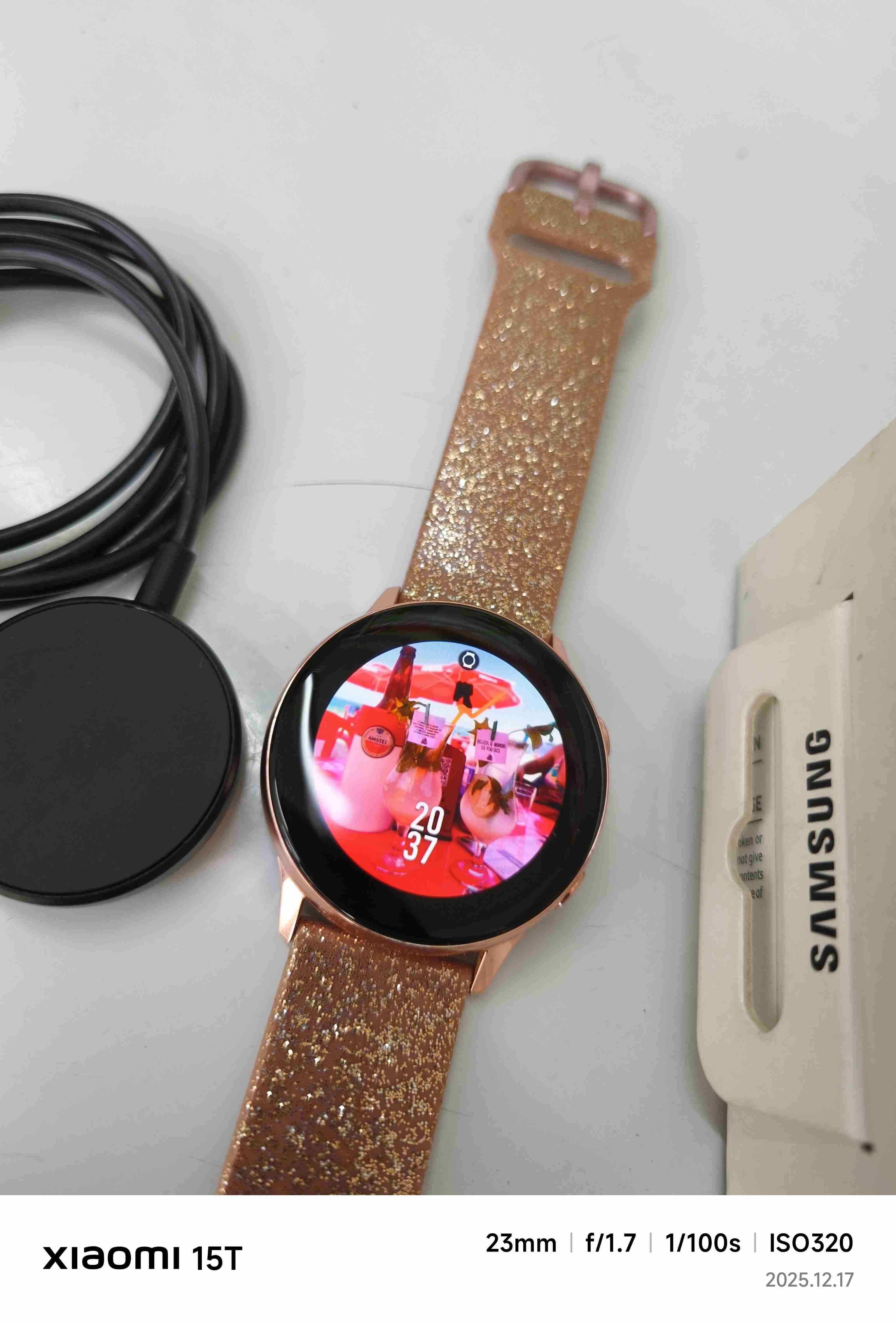 Smartwatch dorado con cargador - 1