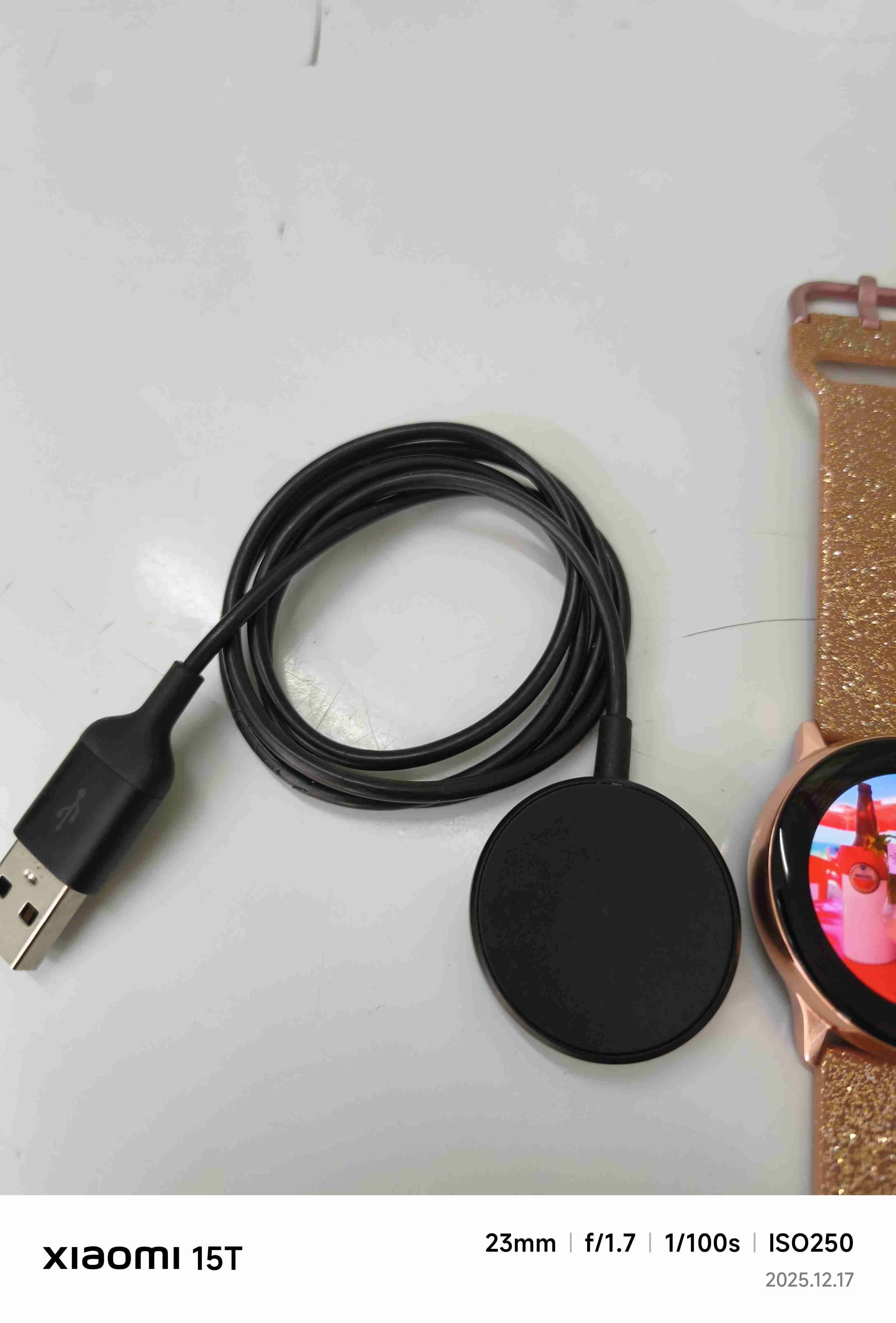 Smartwatch dorado con cargador - 2