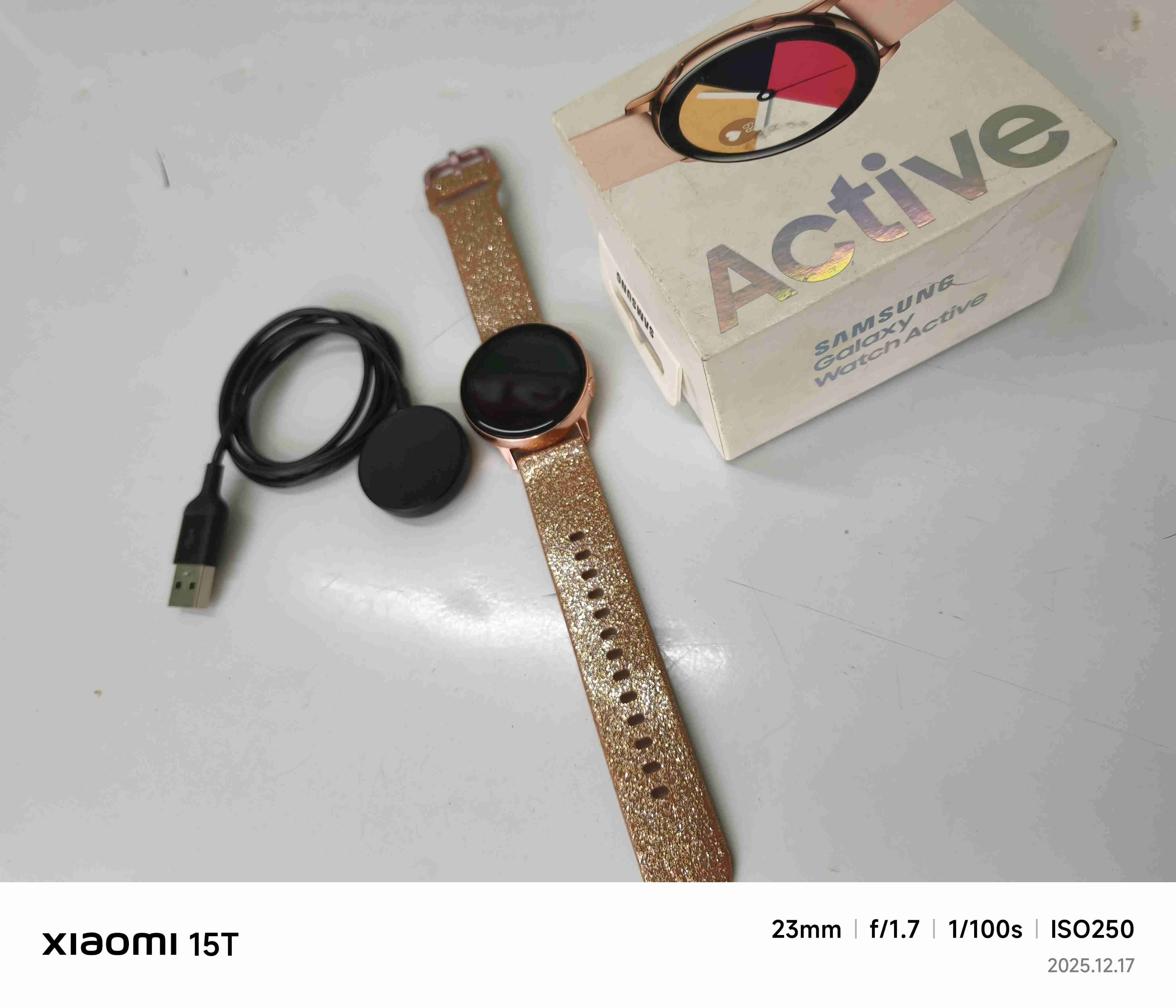 Smartwatch dorado con cargador - 3