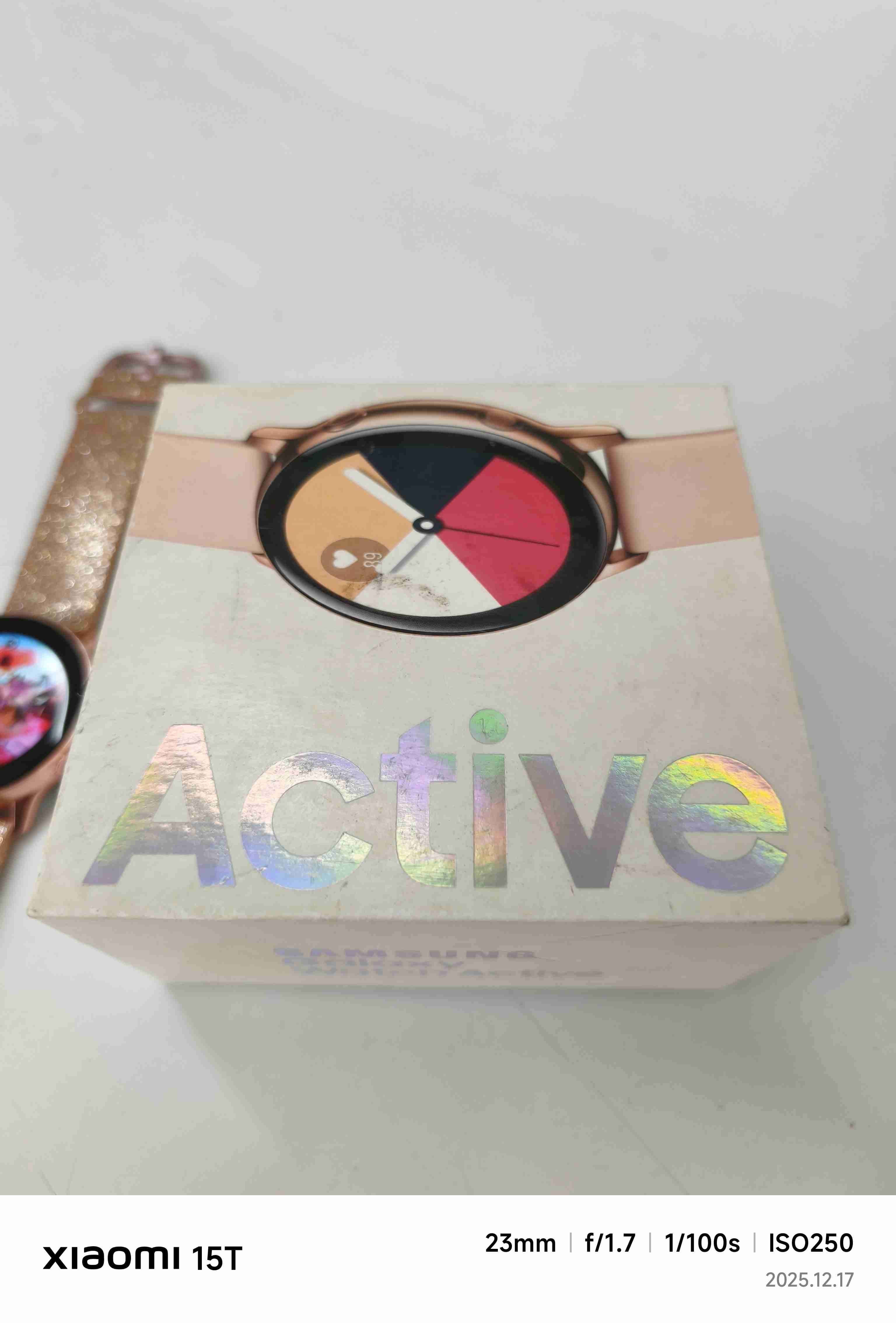 Smartwatch dorado con cargador - 4