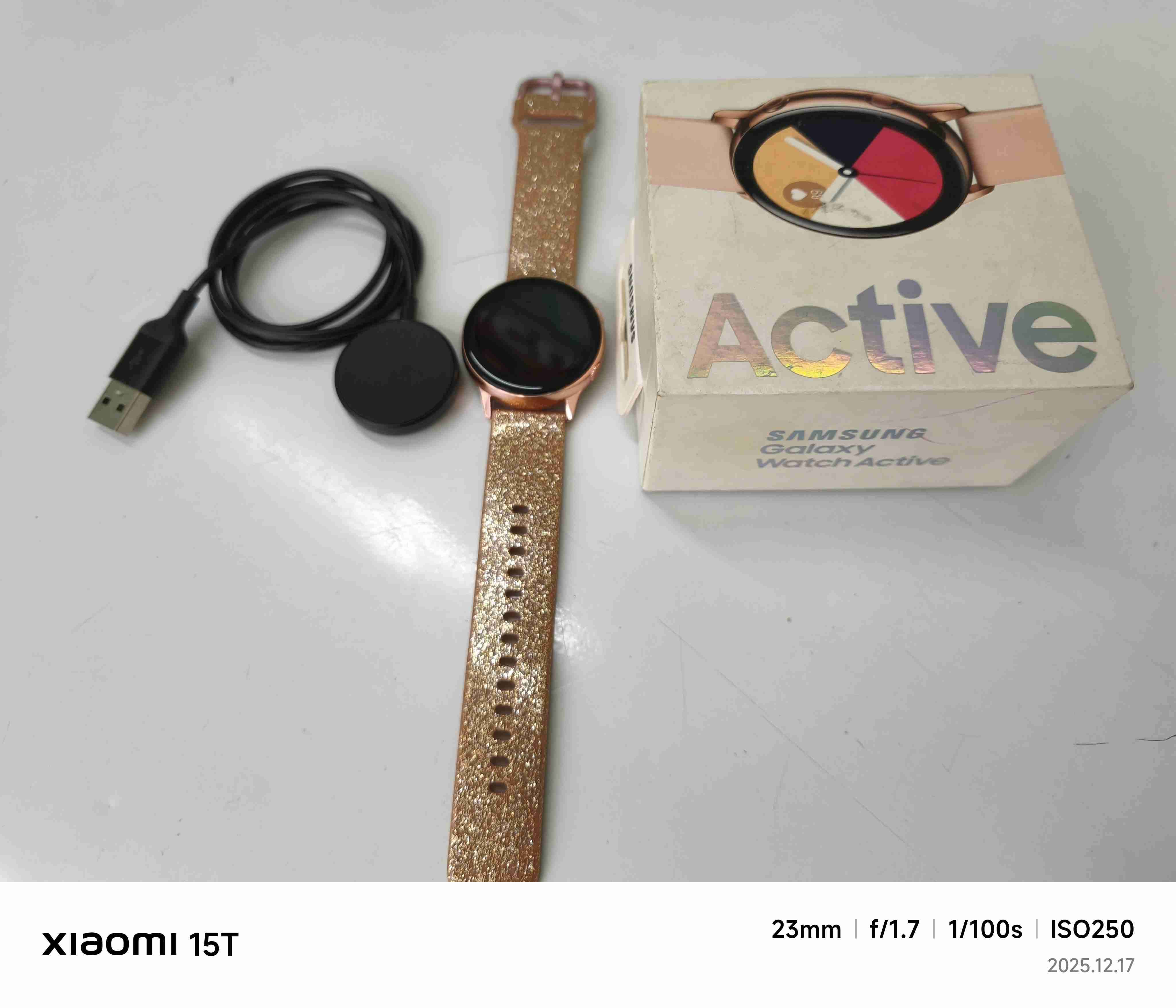 Smartwatch dorado con cargador - 5