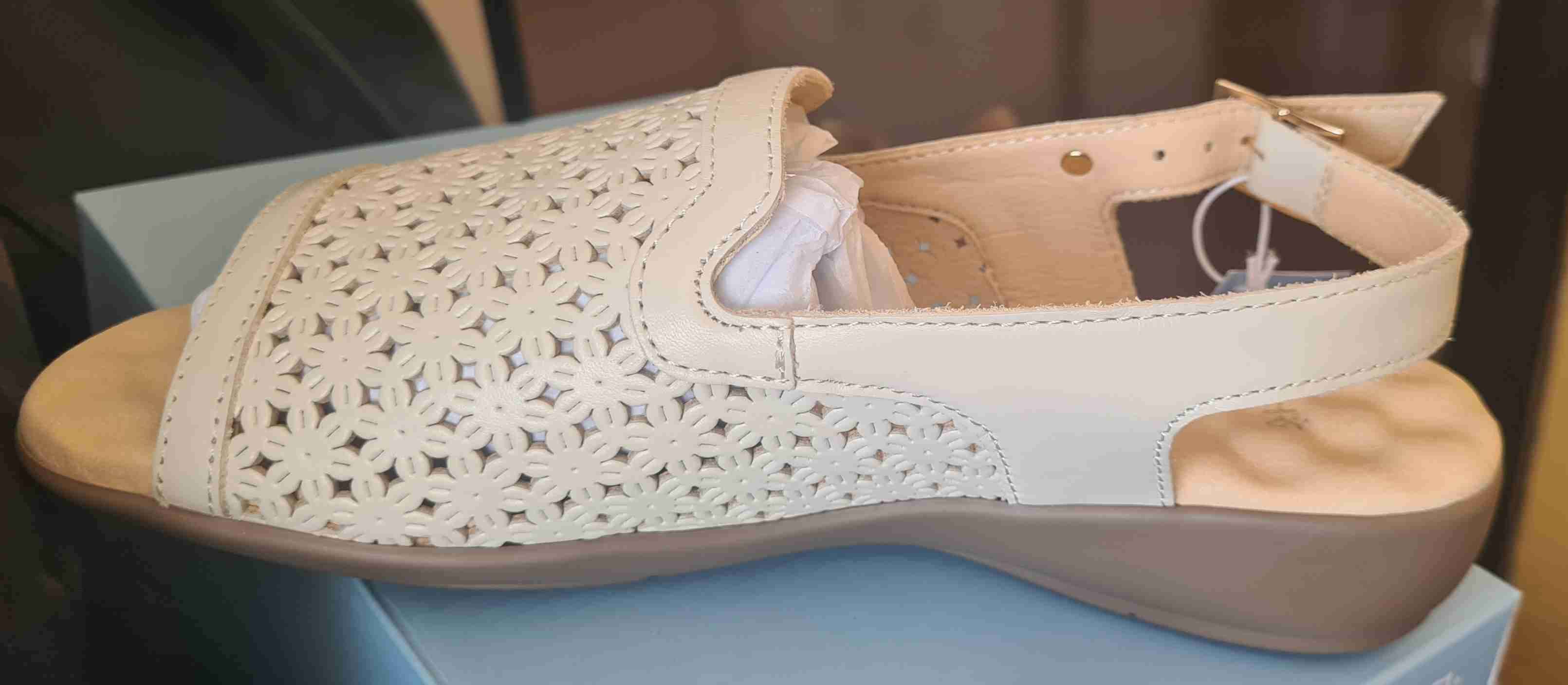 Sandalias blanco invierno 16 hs con diseño floral. - 1