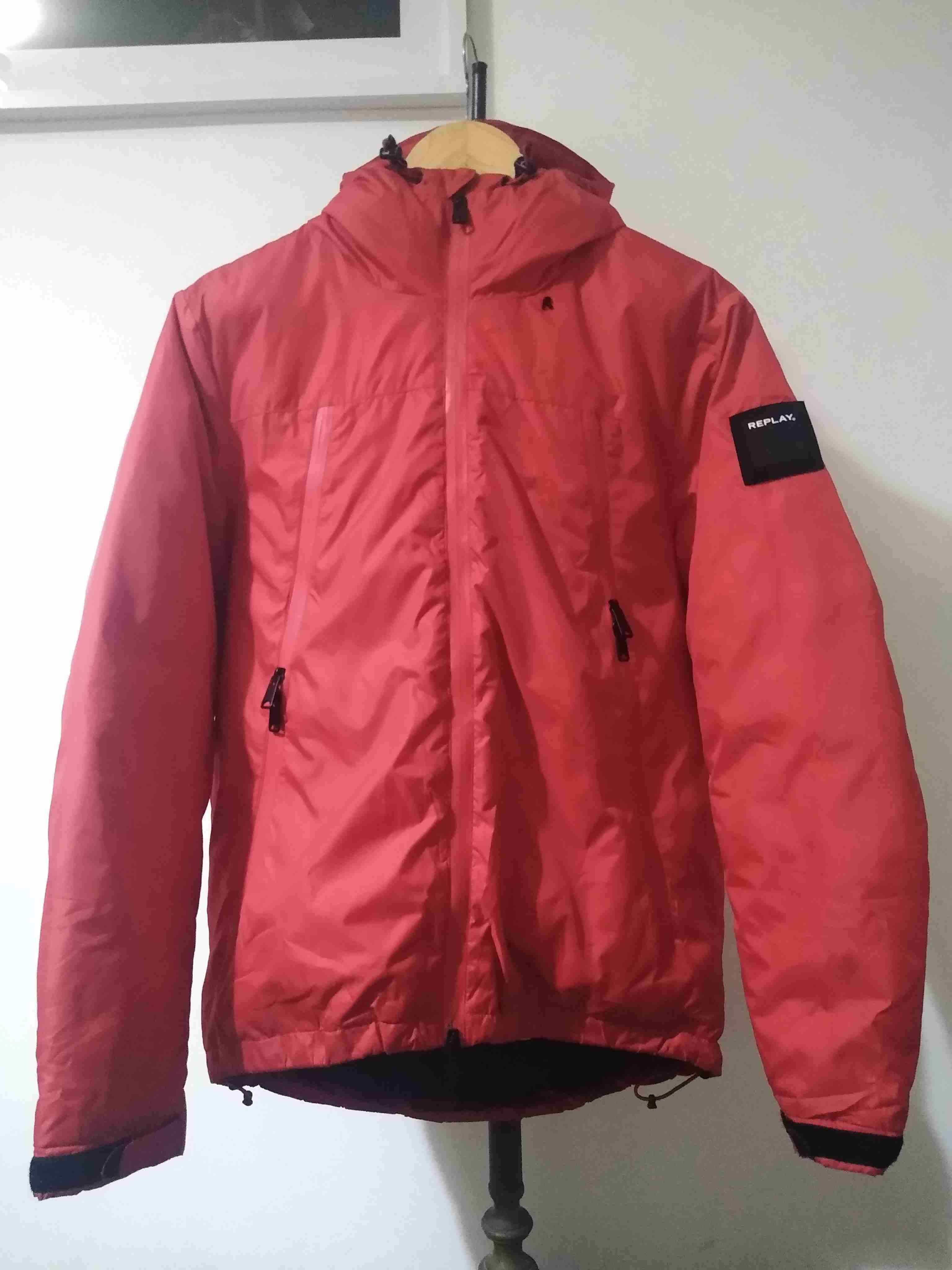 Chaqueta roja con capucha - miniatura 2