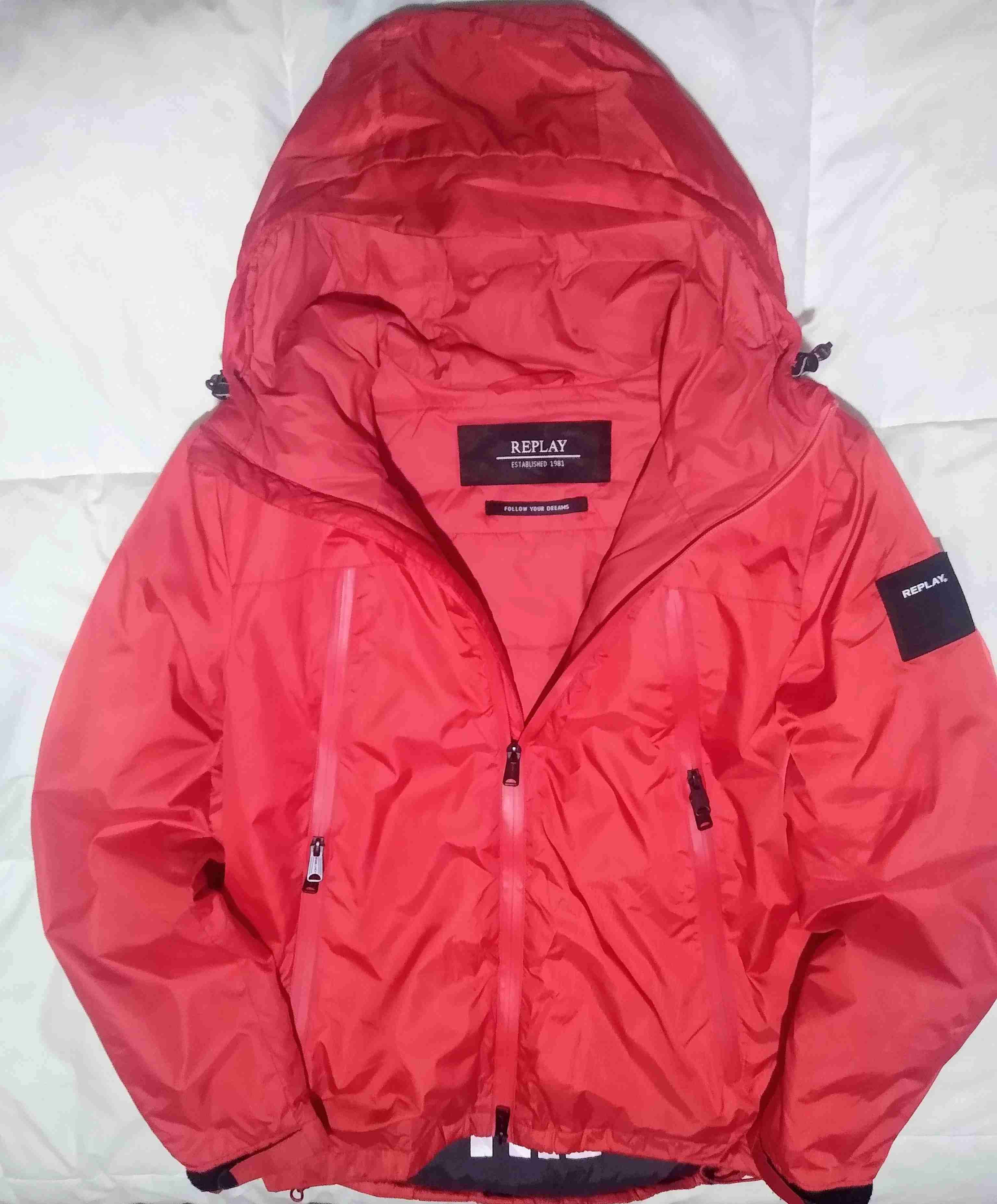 Chaqueta roja con capucha - miniatura 5