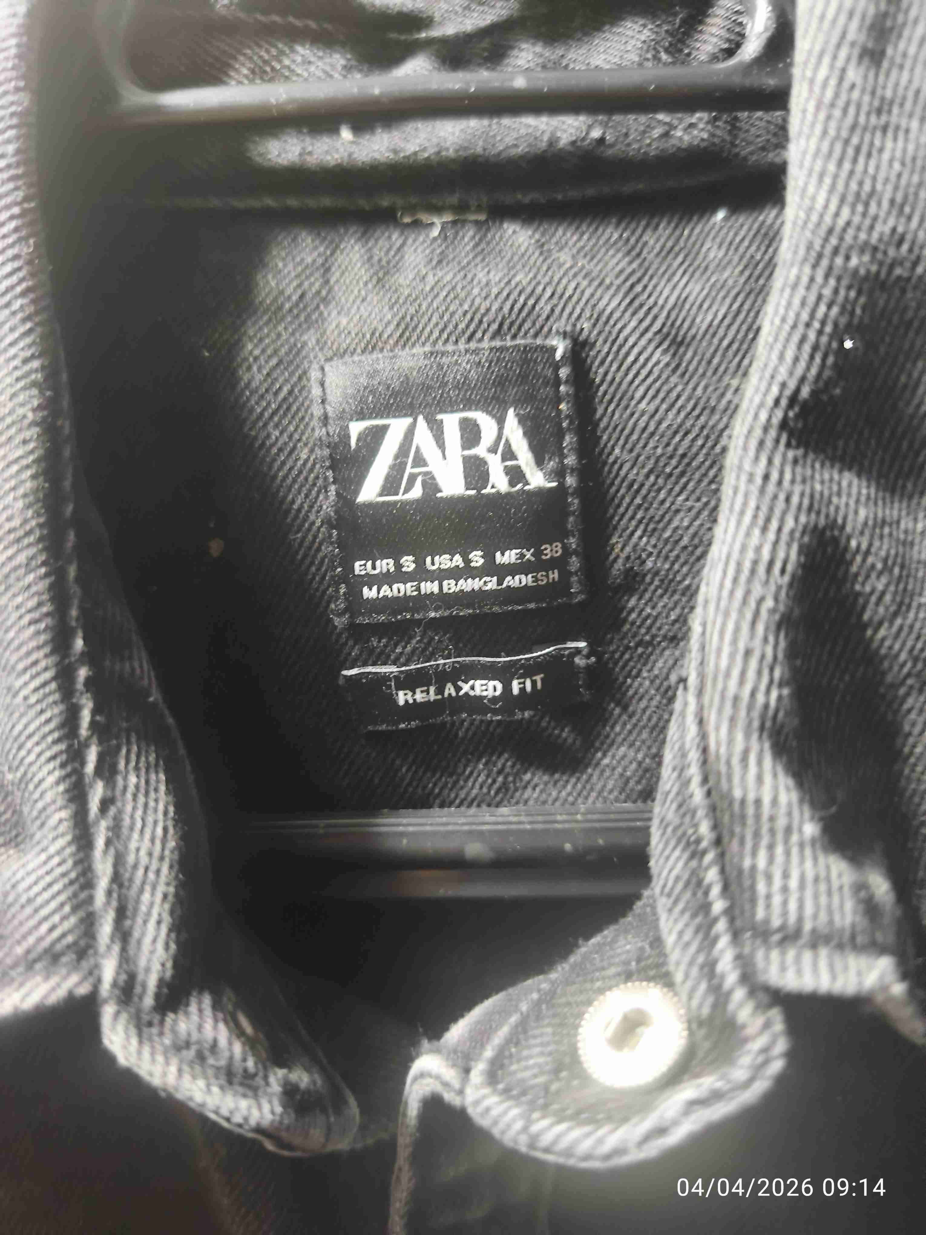 Chaqueta negra ZARA desgastada - miniatura 2