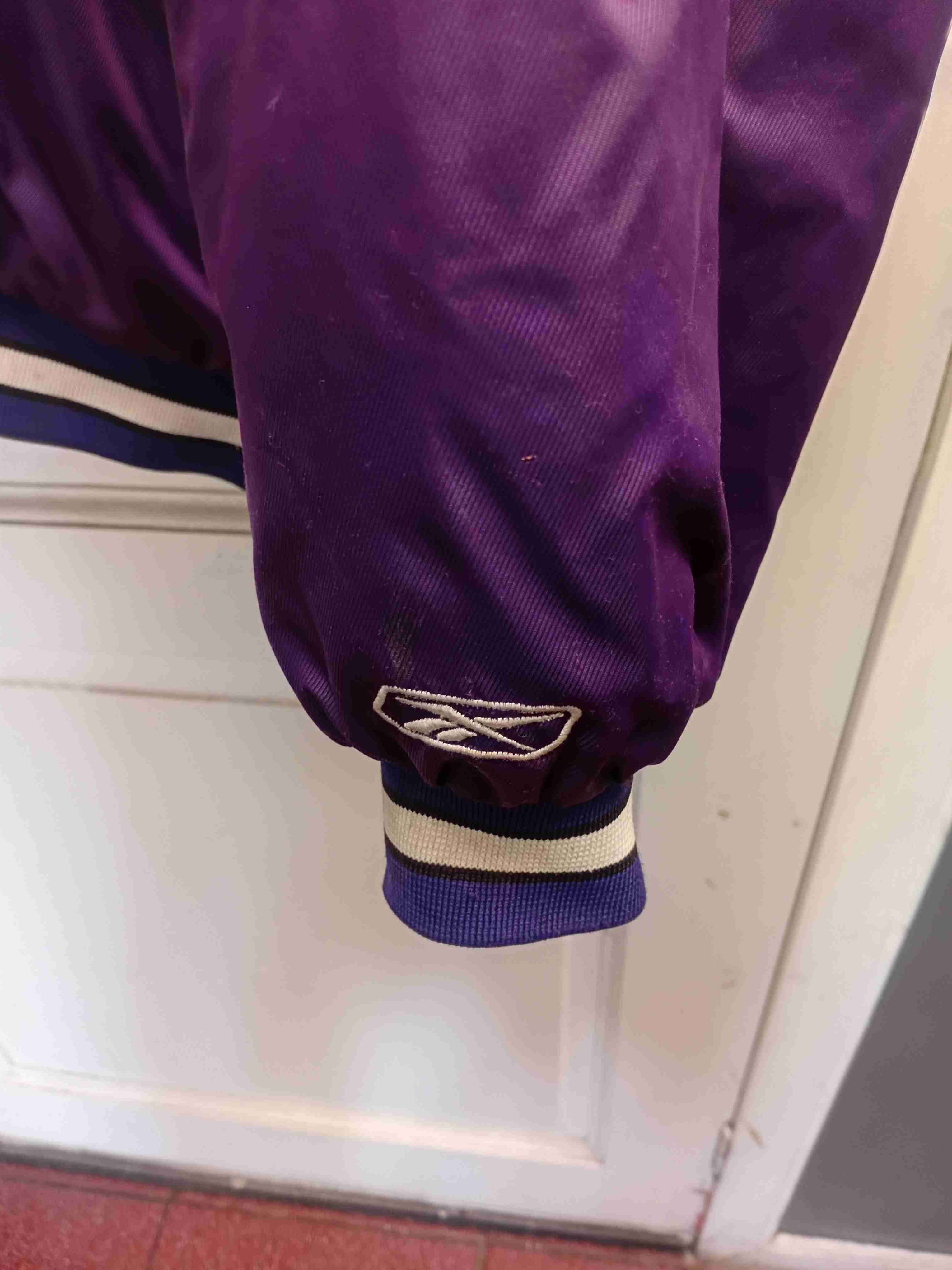 Chaqueta morada con capucha - miniatura 2