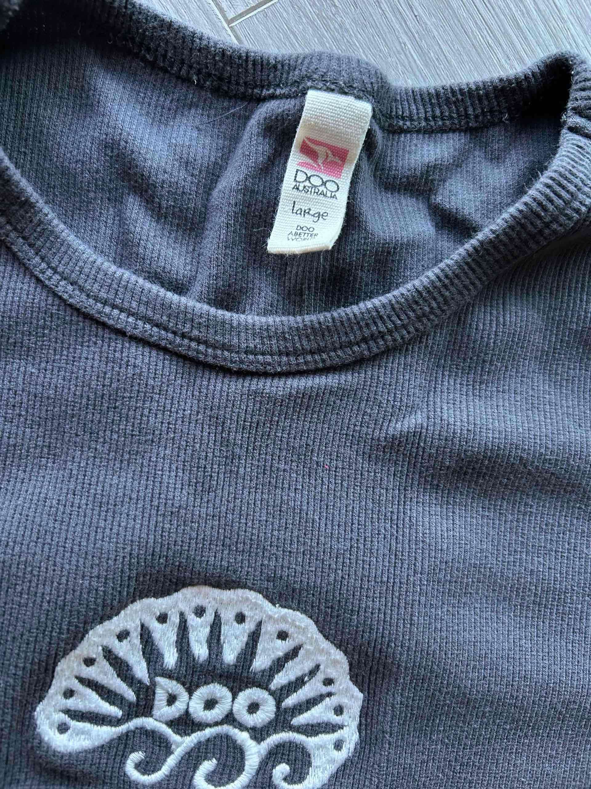 Polera gris con diseño bordado - miniatura 2