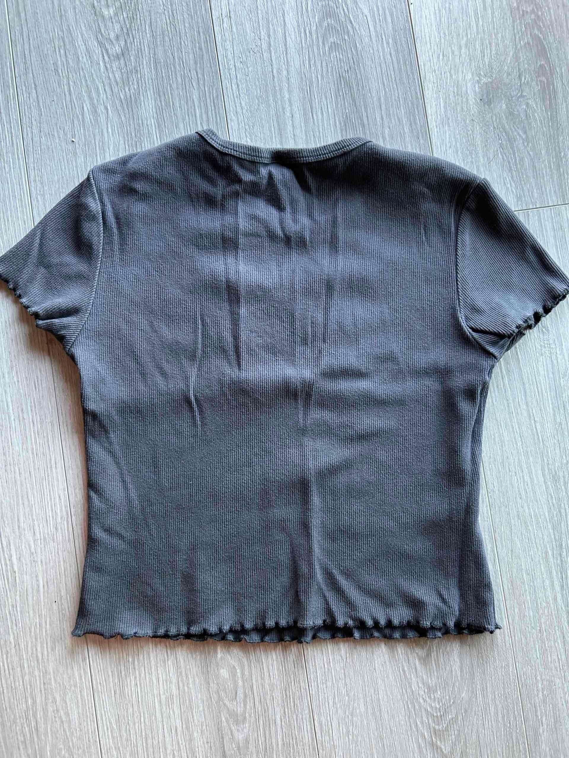 Polera gris con diseño bordado - miniatura 3