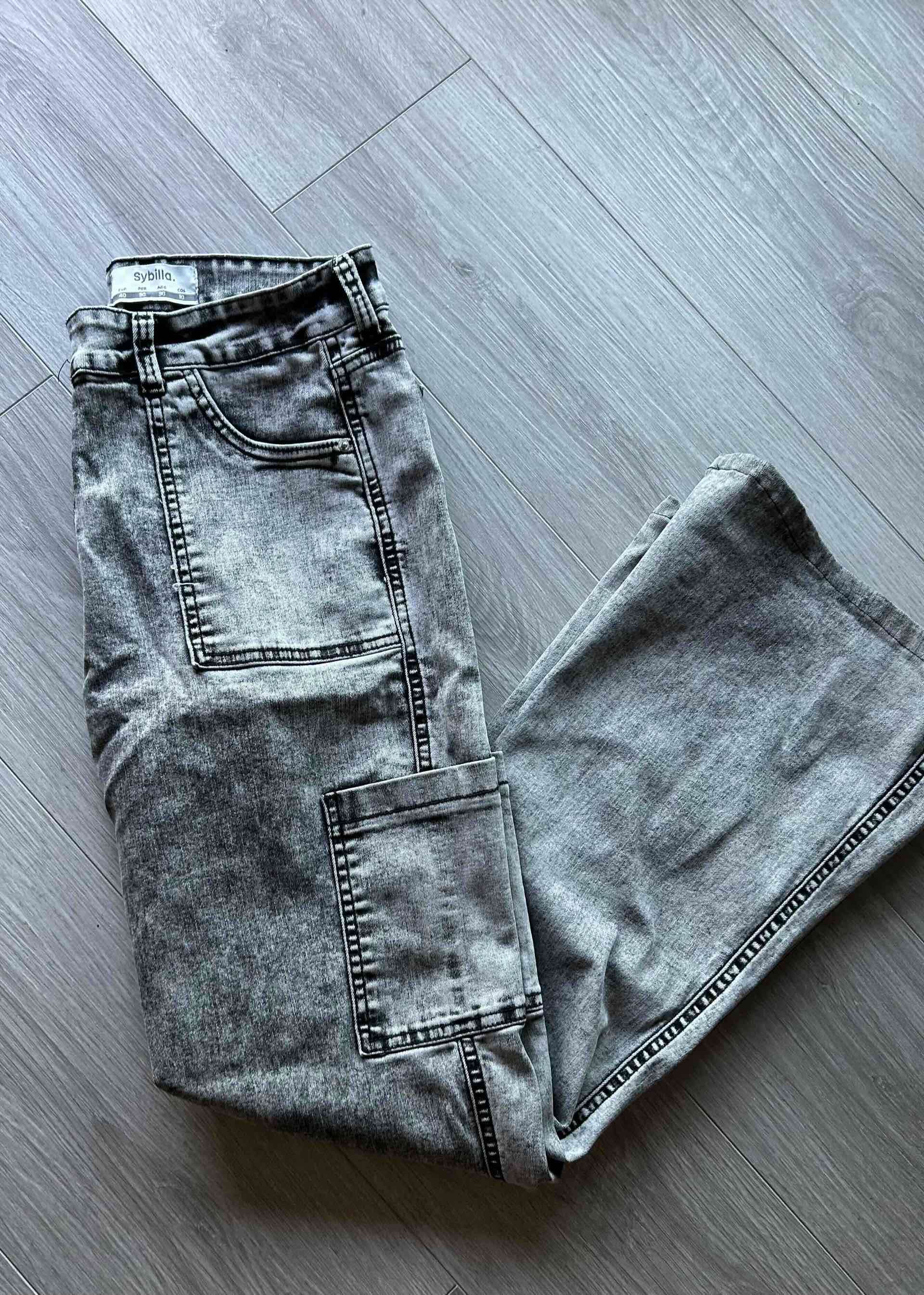 Jeans gris con bolsillos - 1