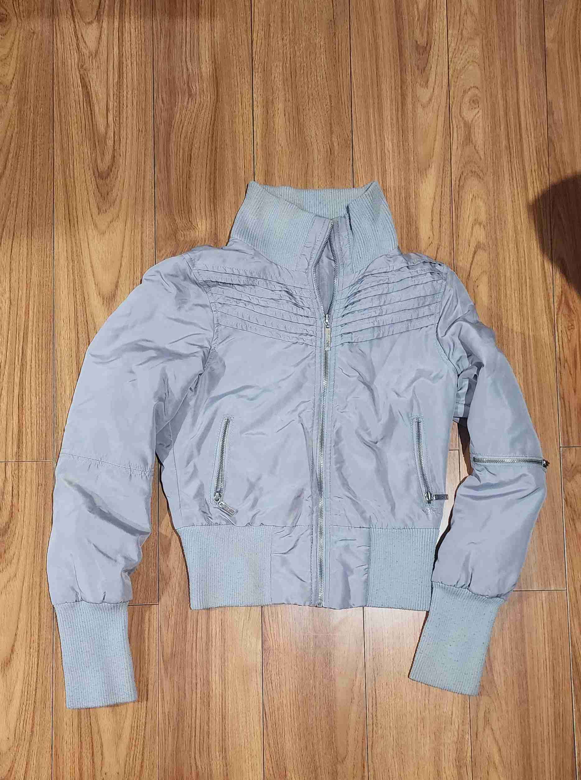 Chaqueta gris con cierre