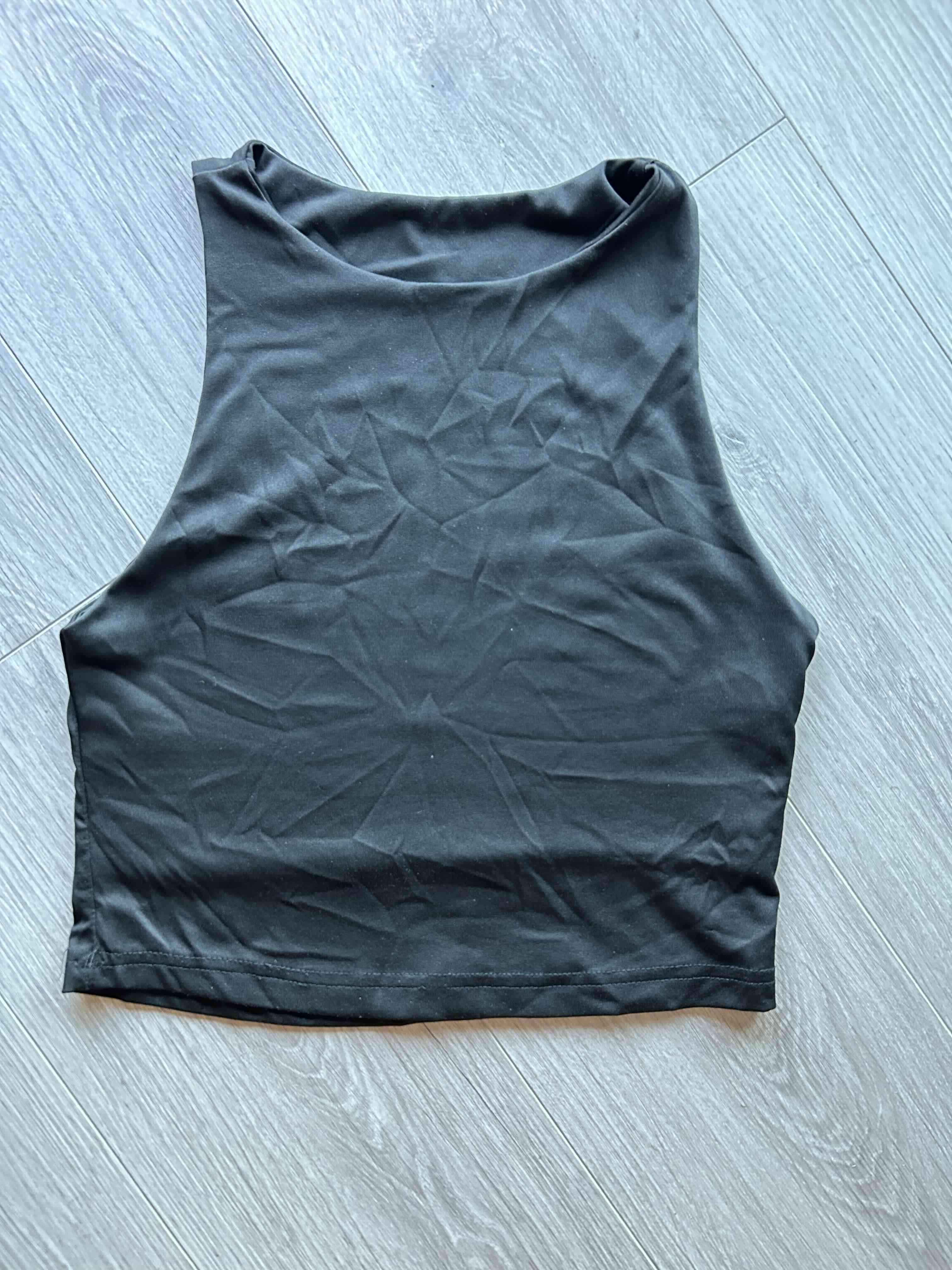 Crop top negro sin mangas - miniatura 2