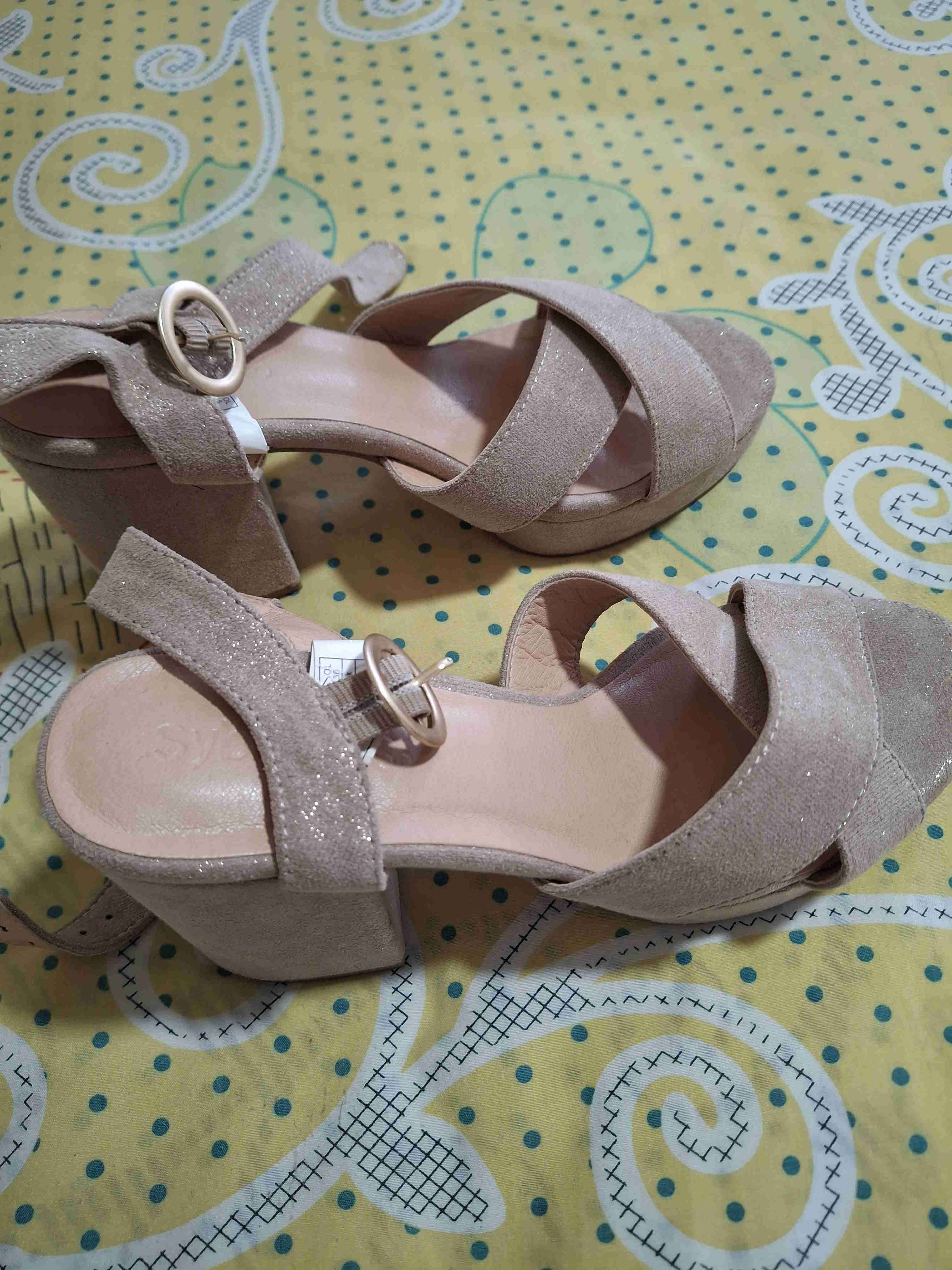 Sandalias doradas con brillo - miniatura 2