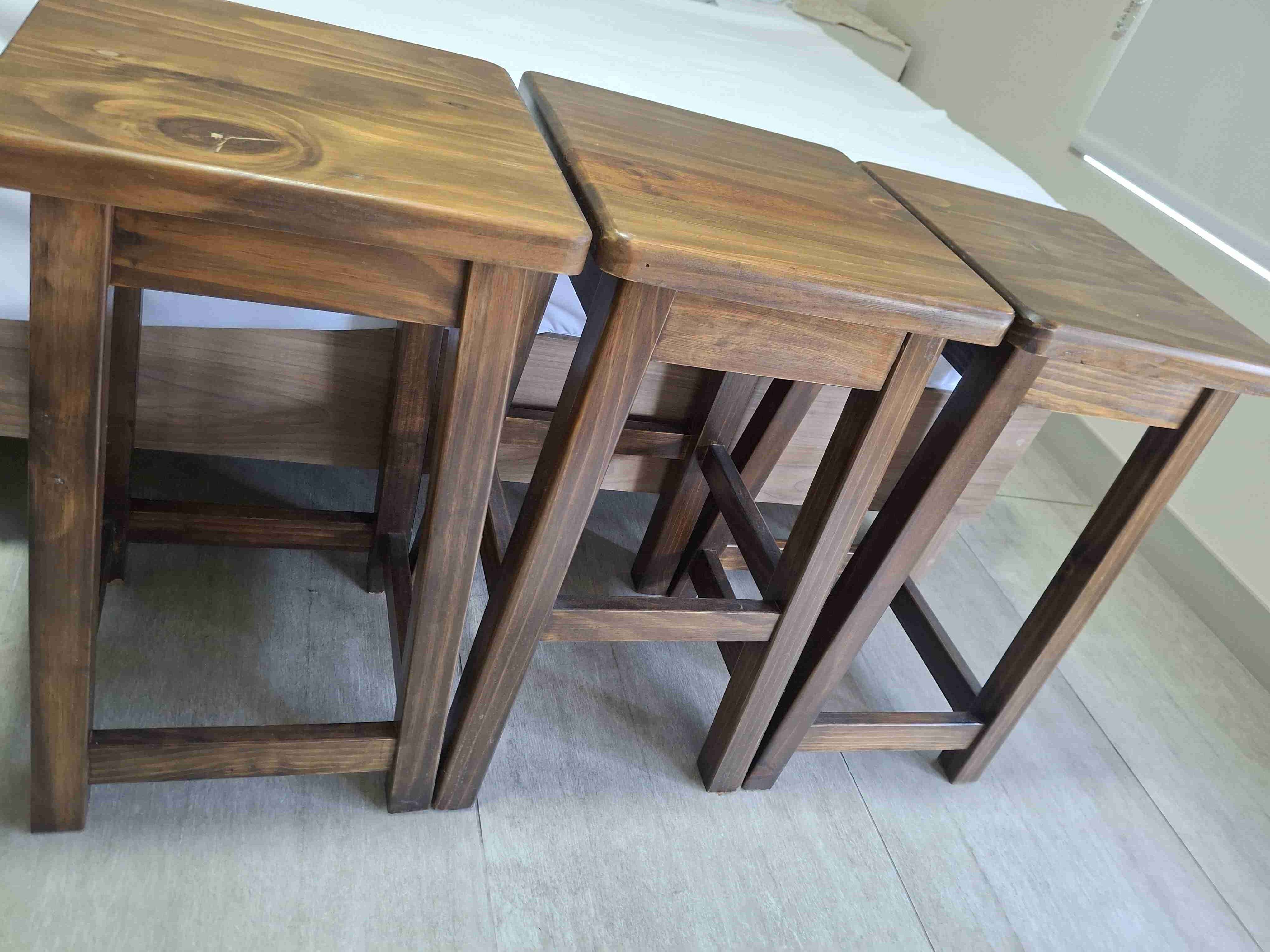 Set de tres taburetes de madera - miniatura 2