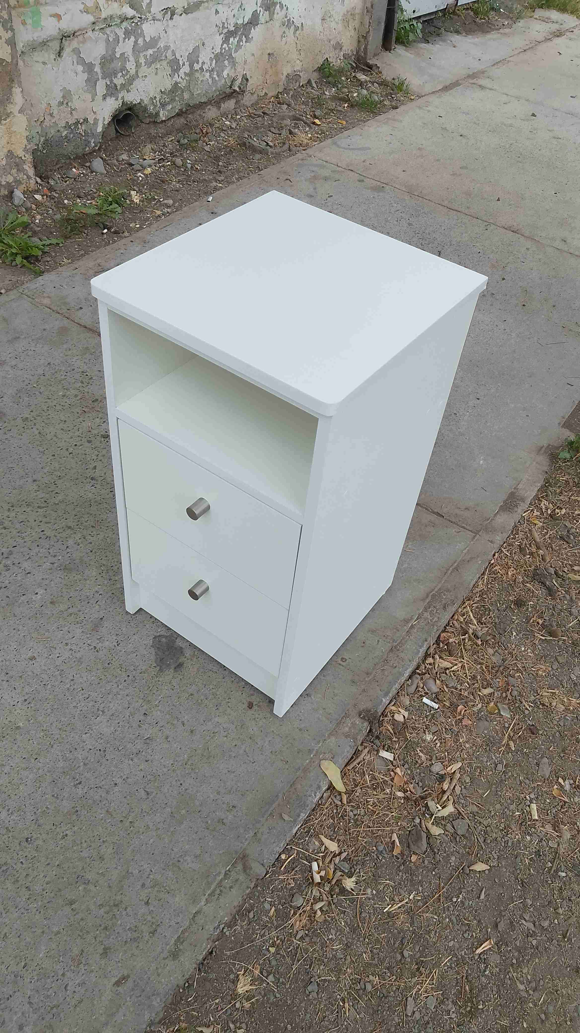 Velador de melamina con cajones - miniatura 2