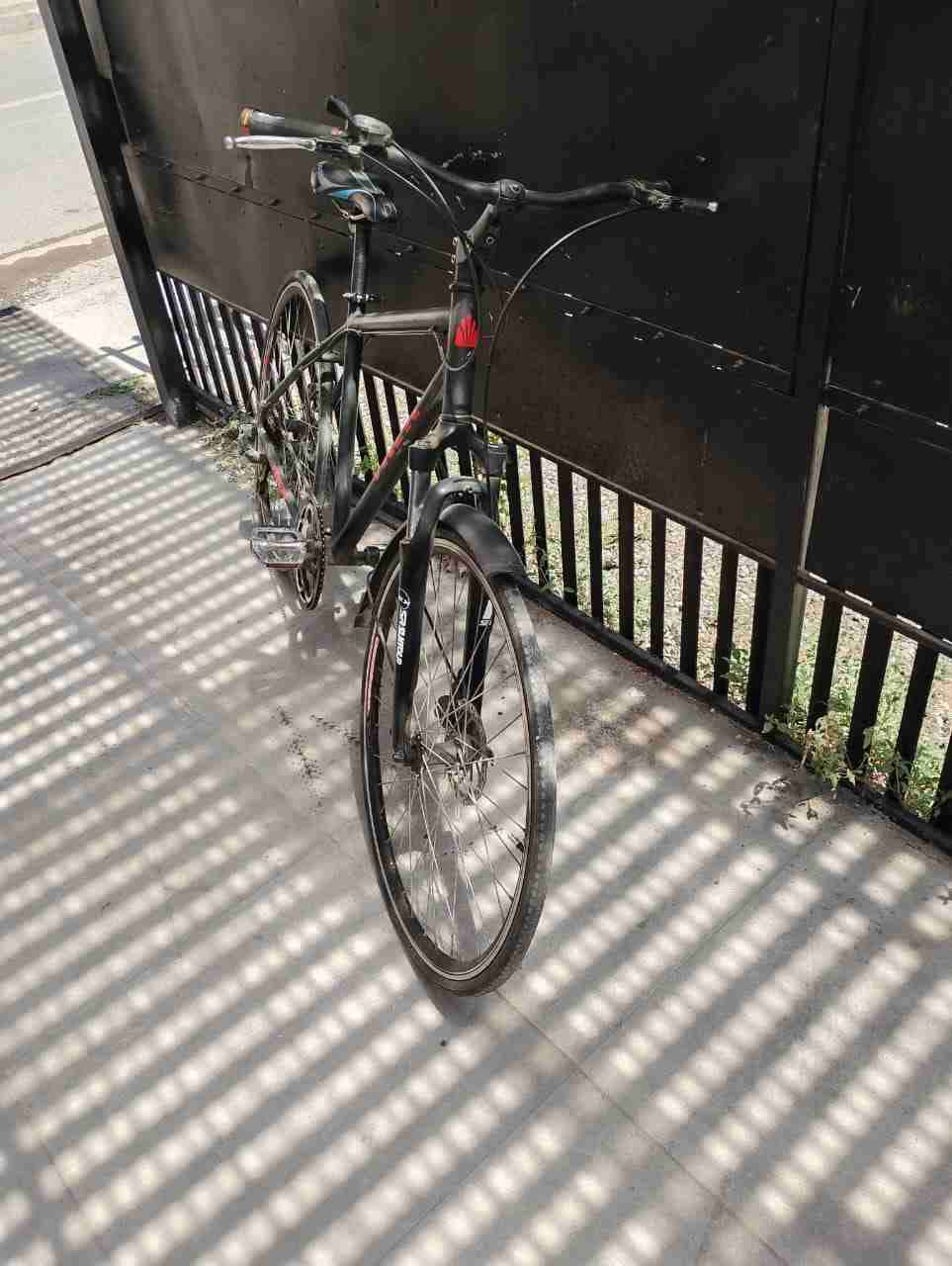 Bicicleta negra de paseo - miniatura 1