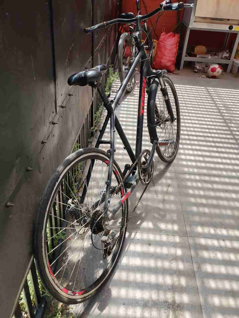 Bicicleta negra de paseo - miniatura 2