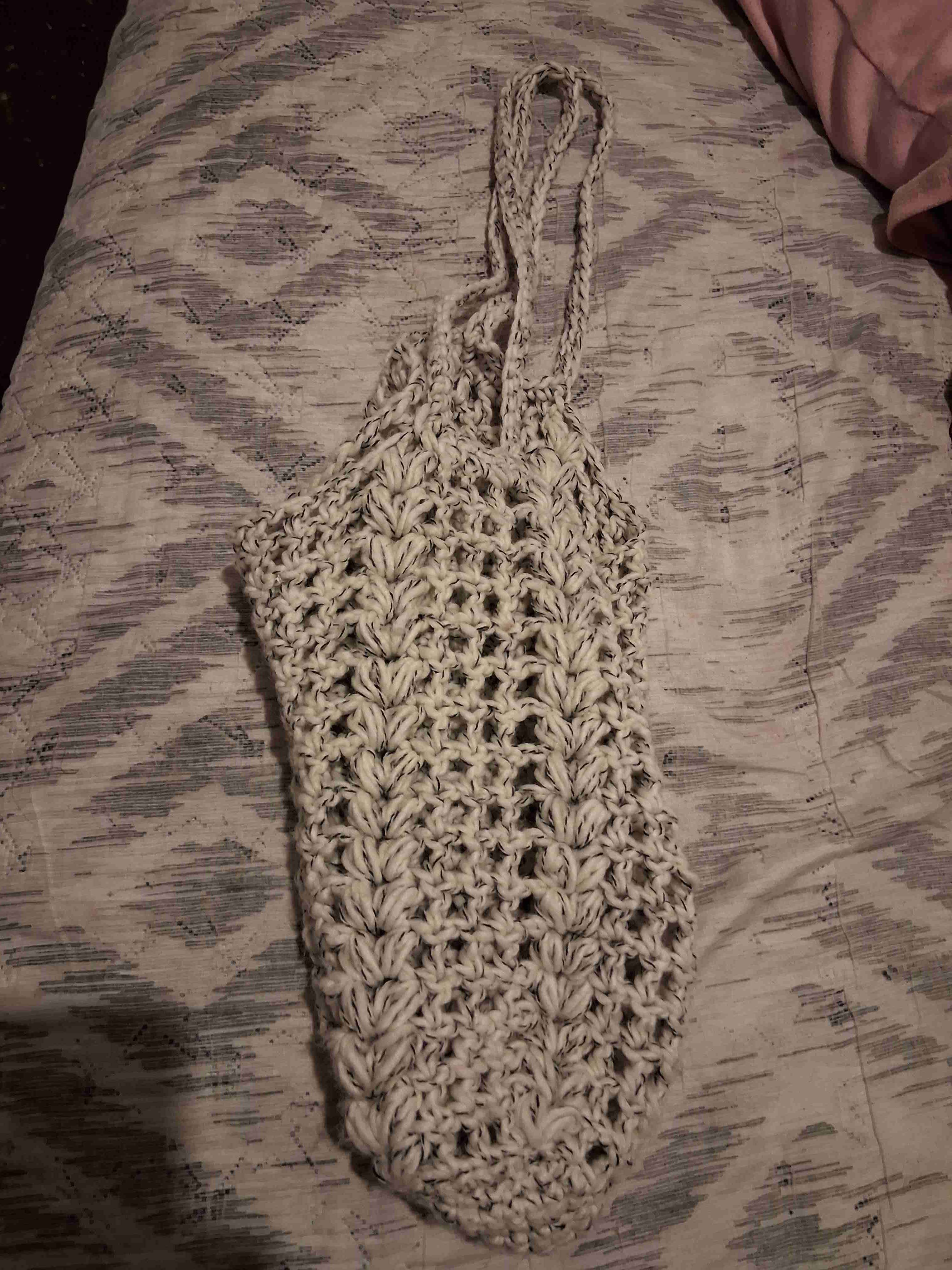 Bolso tejido a crochet gris con rayas negras - miniatura 2