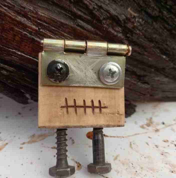 Figura decorativa robot madera y metal