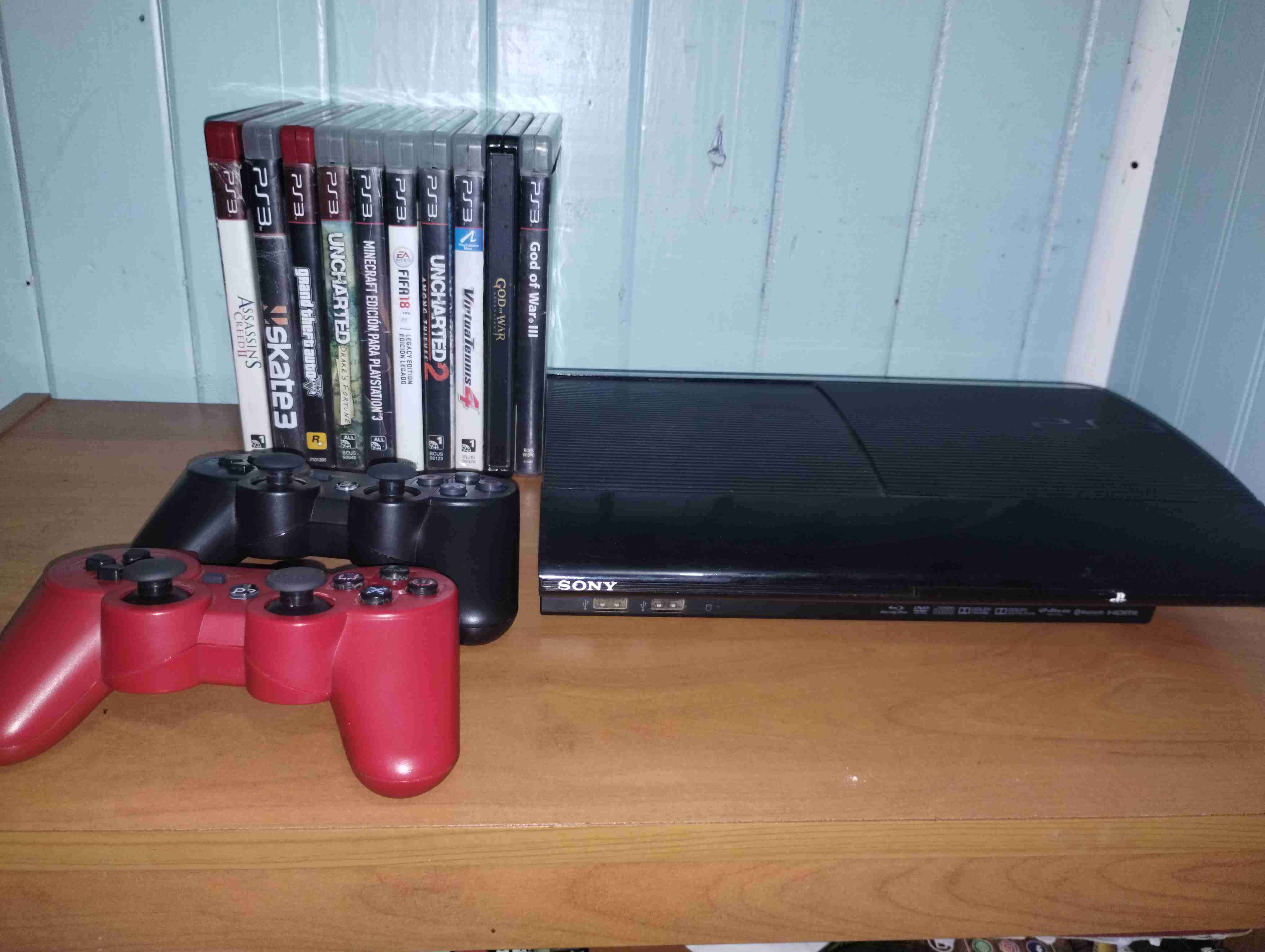 Consola PS3 con juegos y controles - miniatura 1