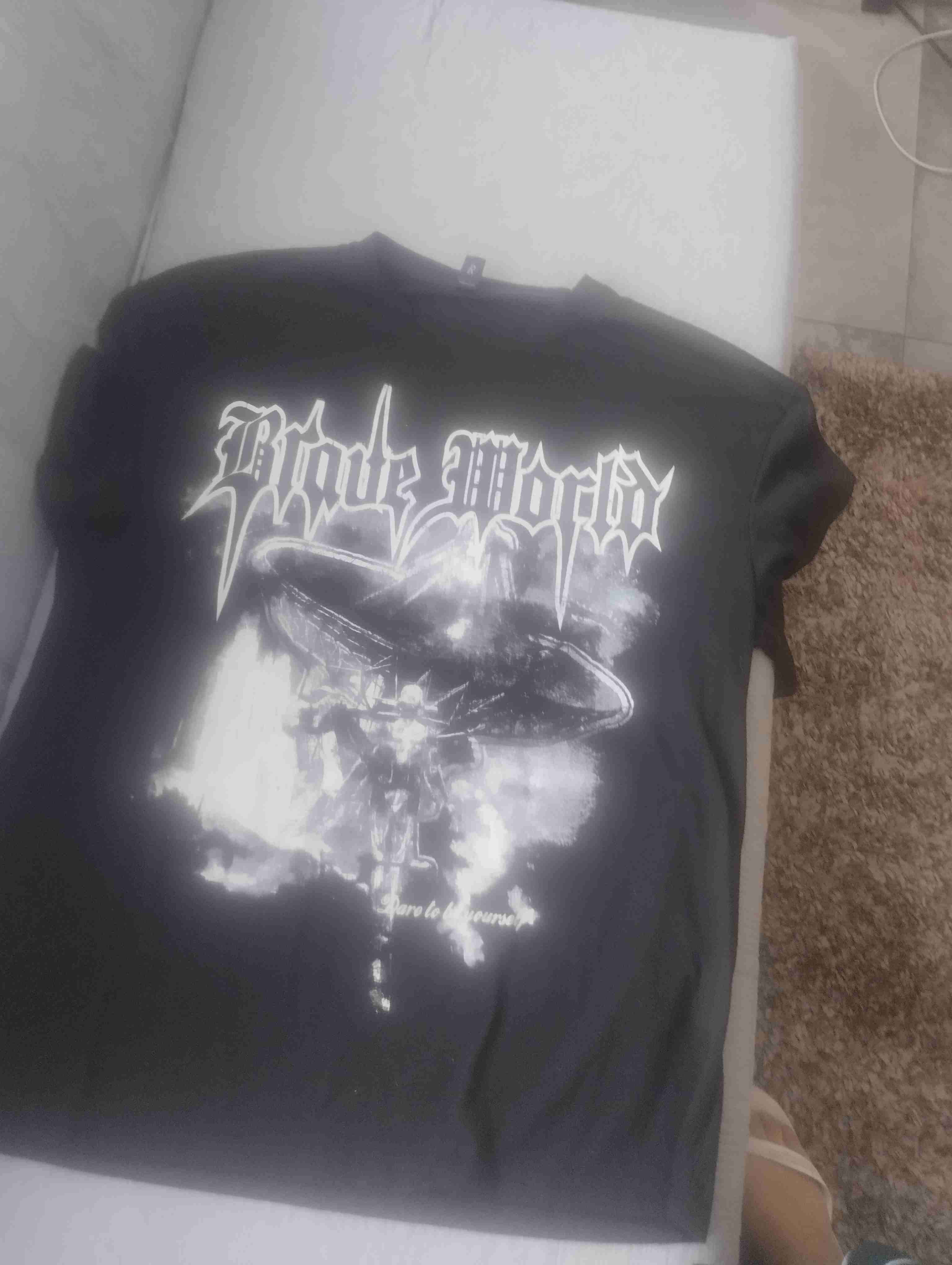 Polera negra con diseño gráfico