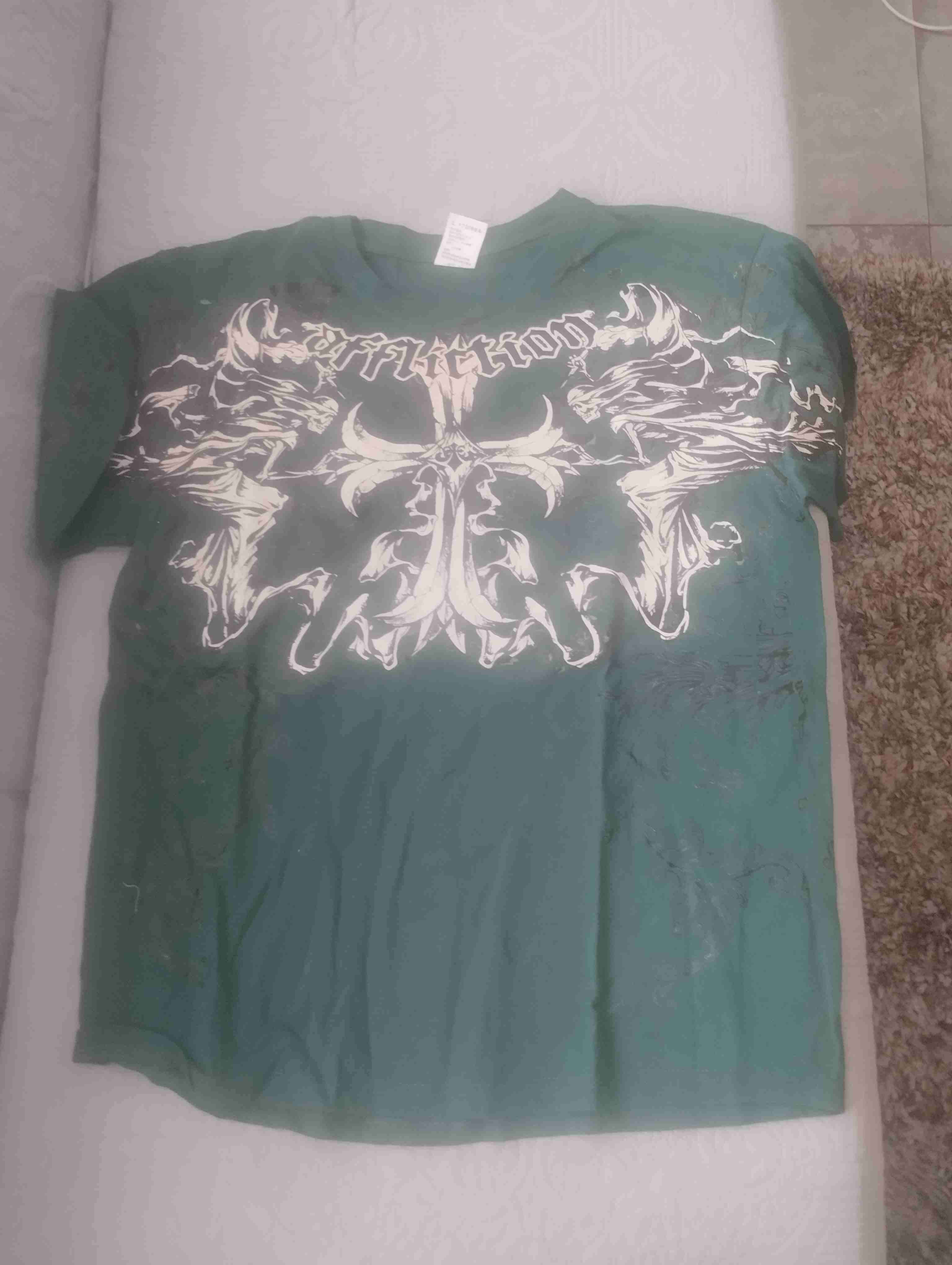 Polera verde con diseño de cruz - miniatura 2