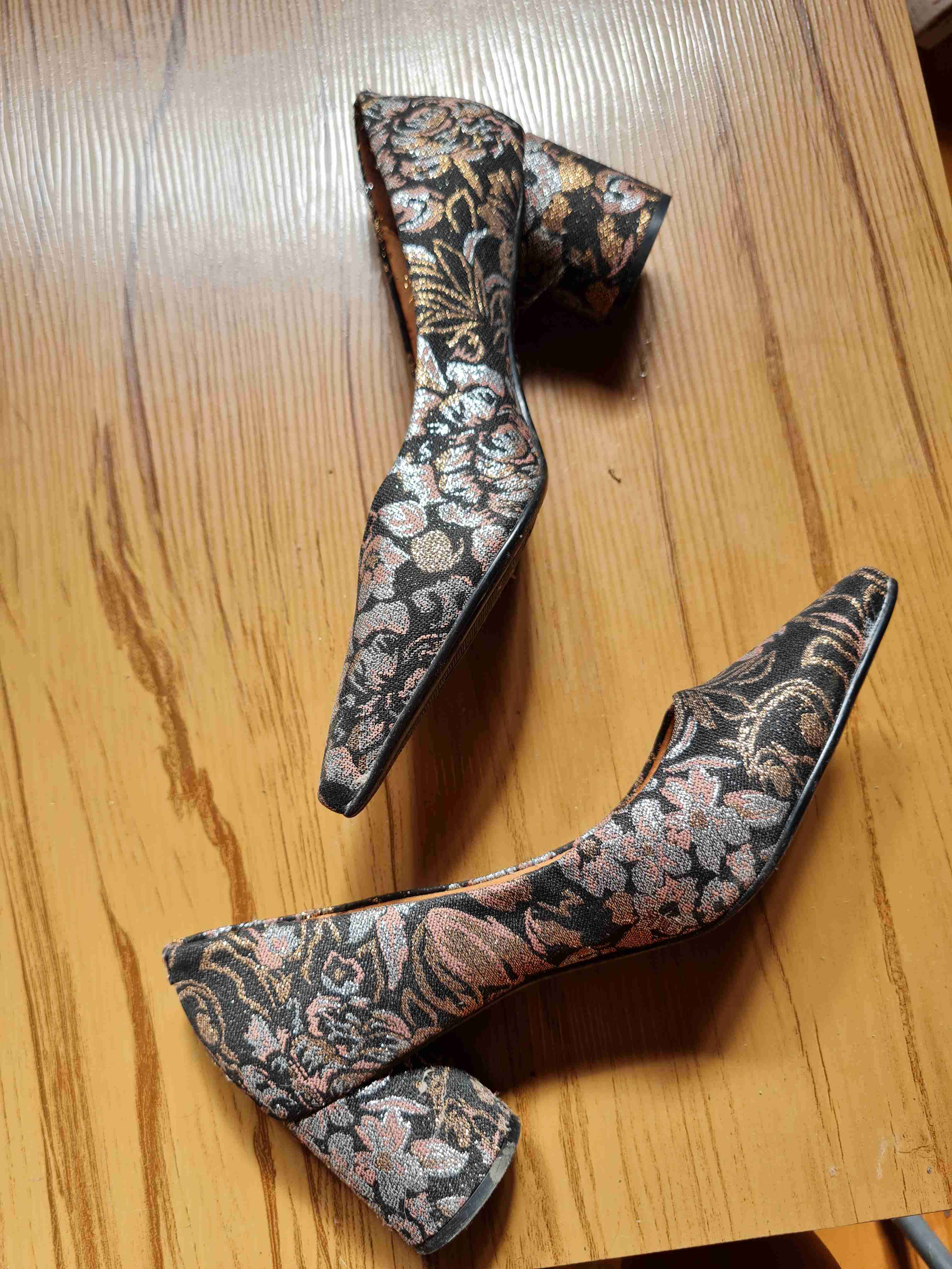 Zapatos de tacón bordados - miniatura 2