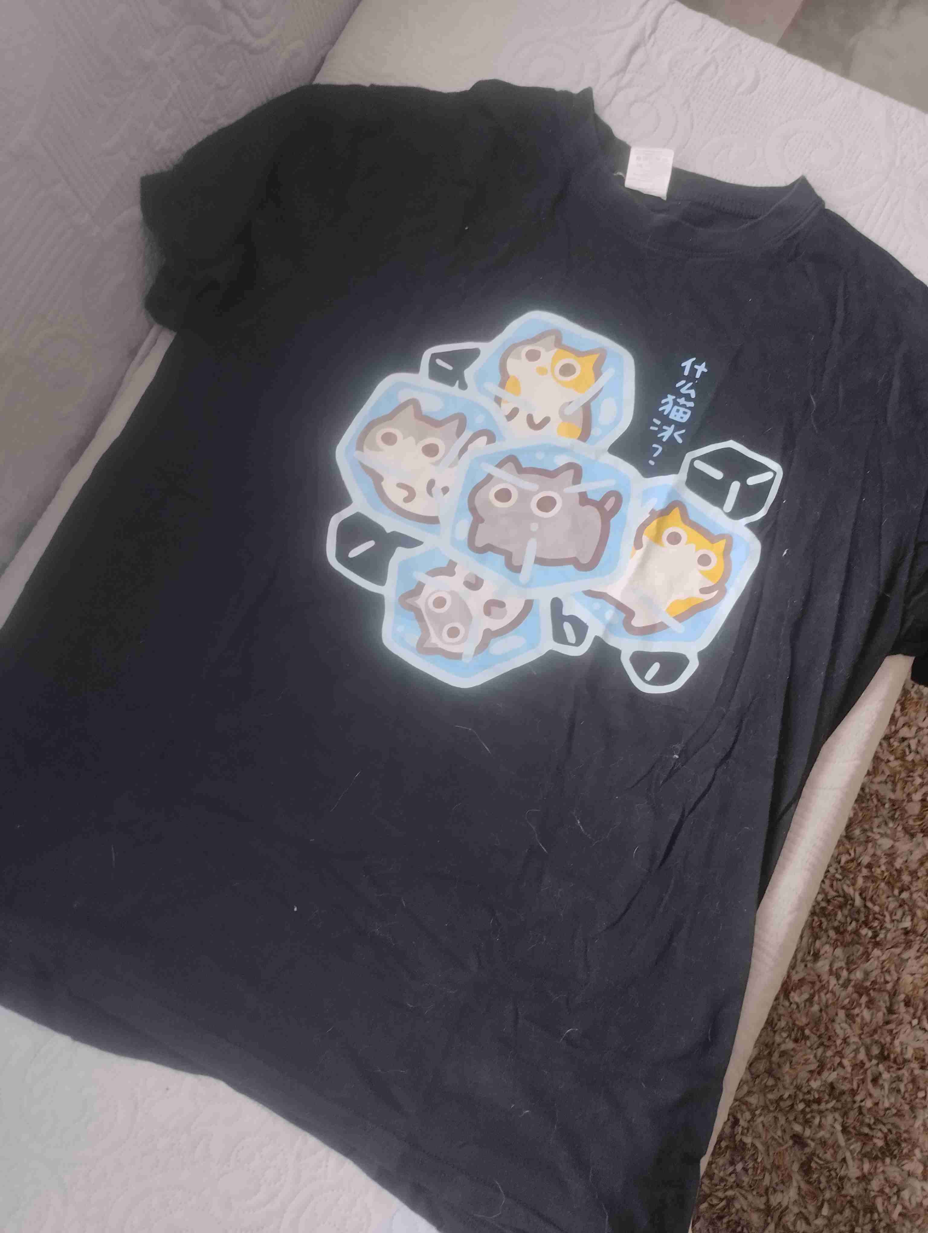 Polera negra con diseño de gatos