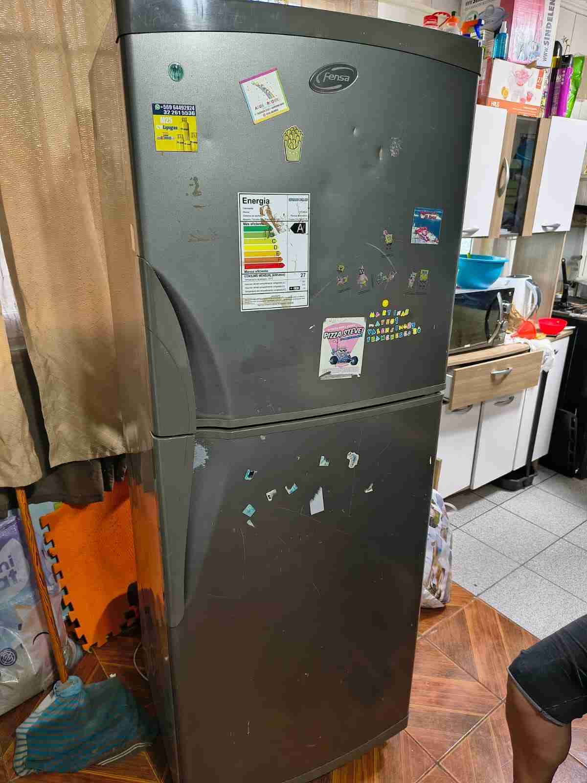 Refrigerador gris clásico - miniatura 2