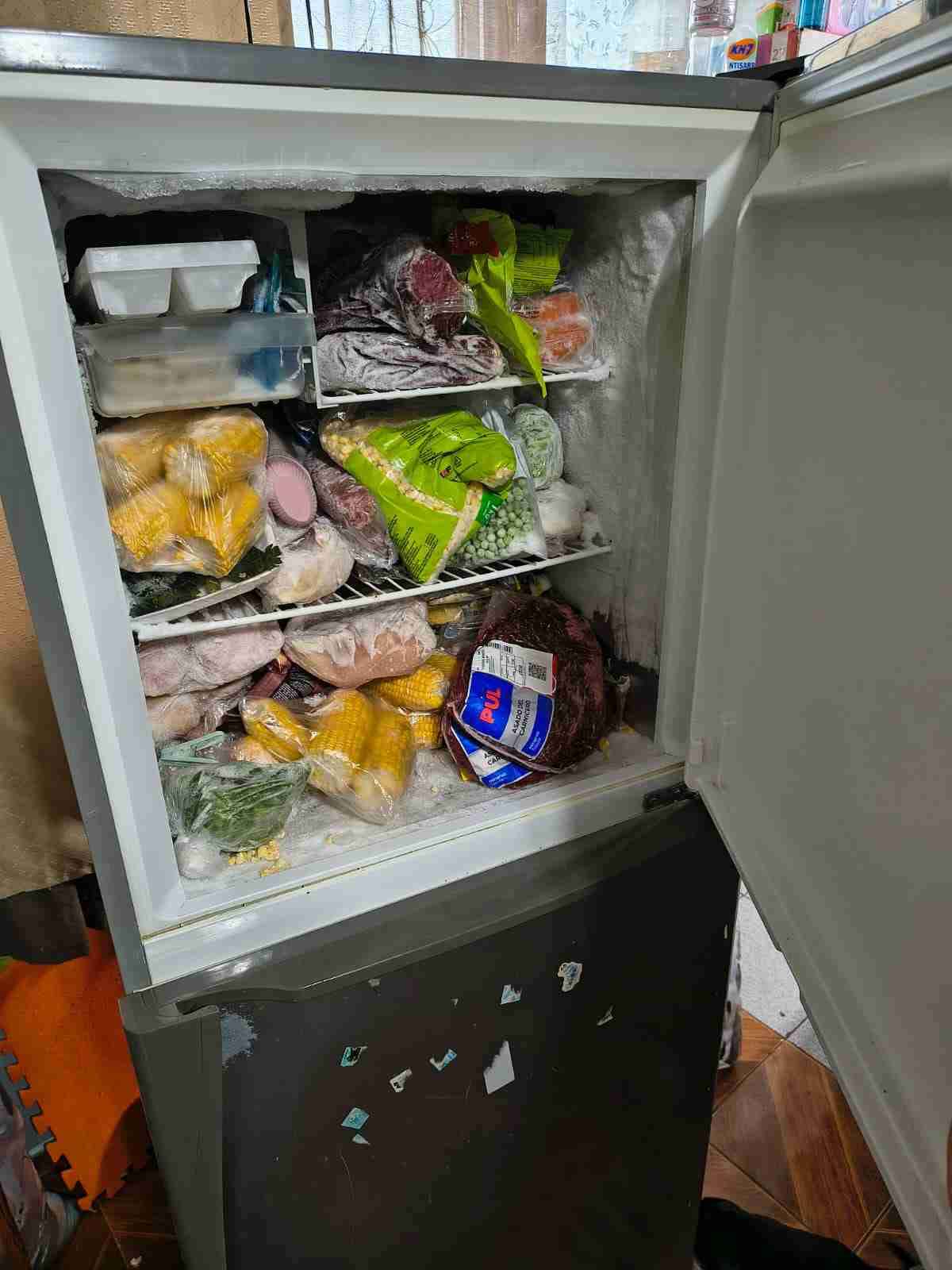 Refrigerador gris clásico - miniatura 4