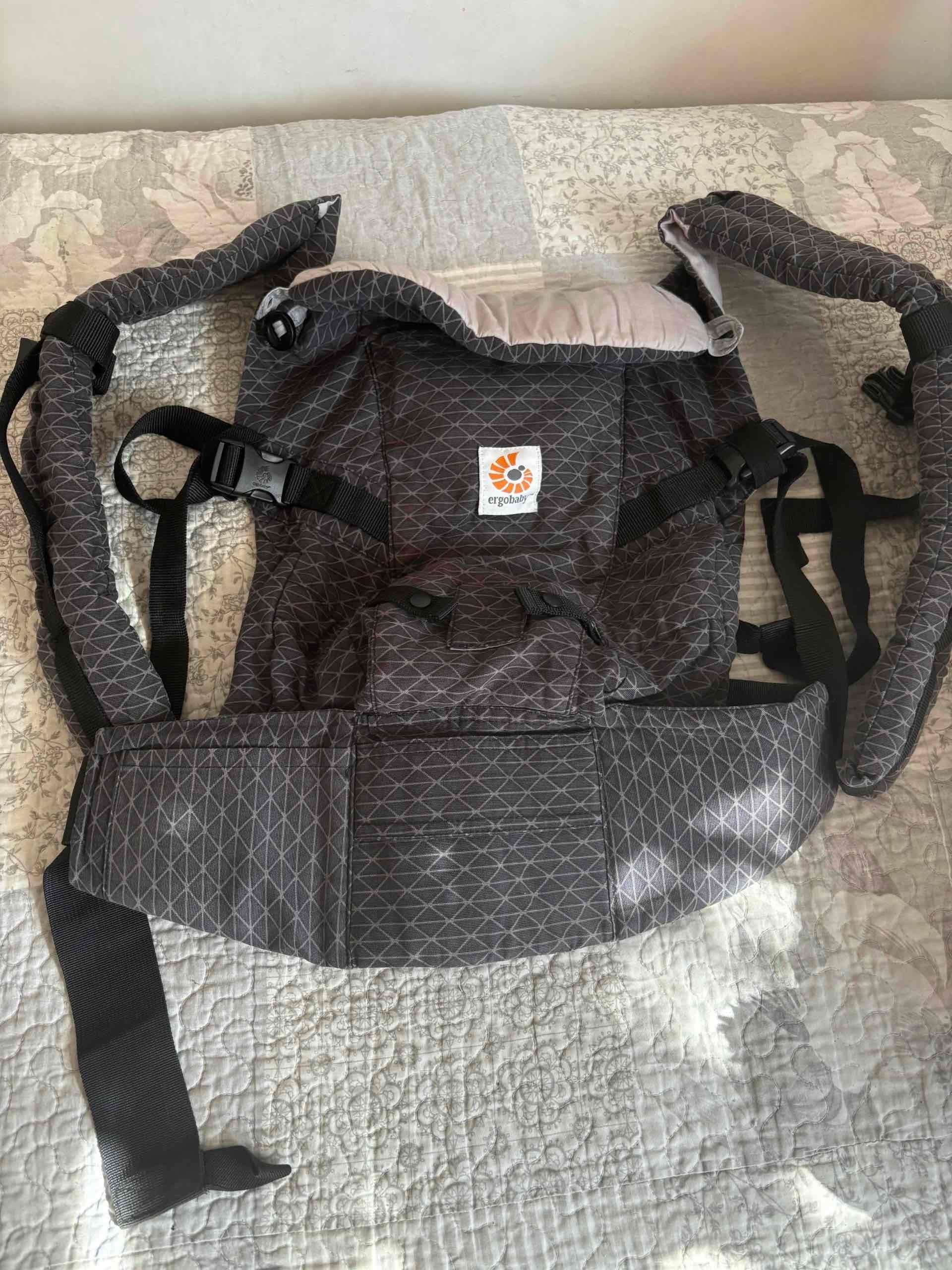 Mochila portabebés gris Ergobaby - miniatura 1