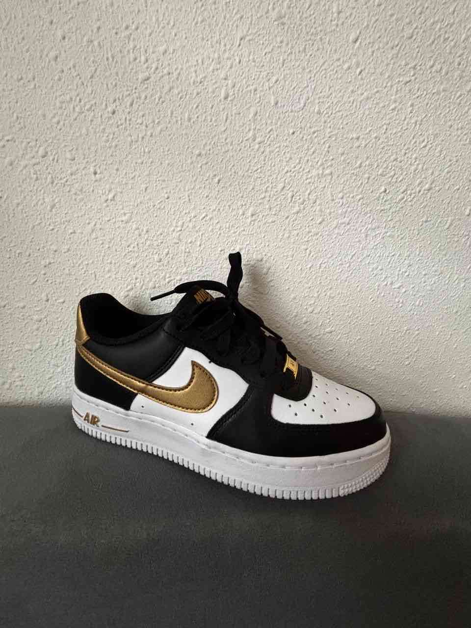 Zapatillas blancas y negras con dorado - miniatura 2