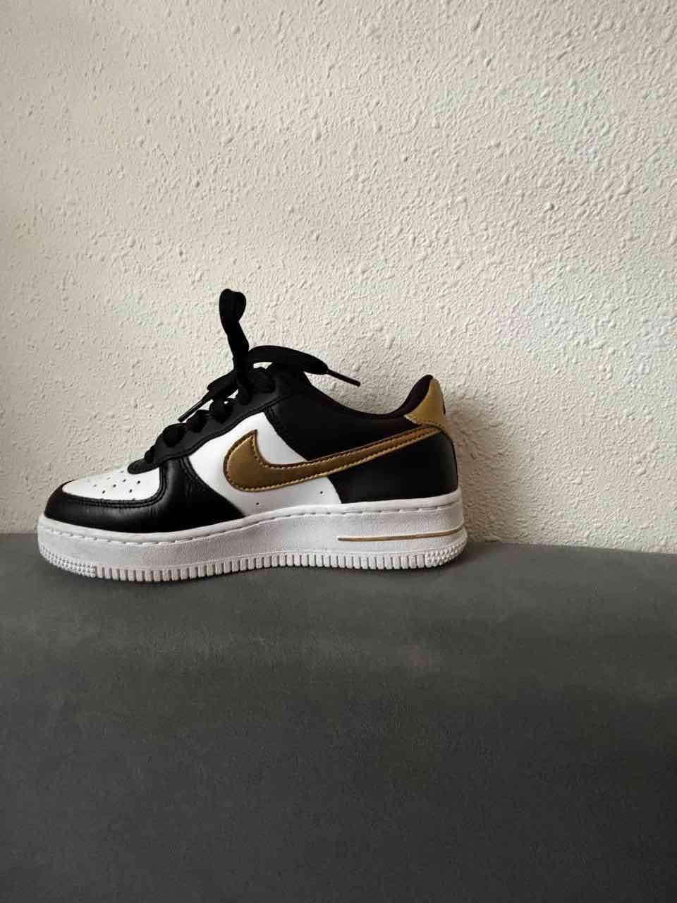 Zapatillas blancas y negras con dorado - miniatura 3