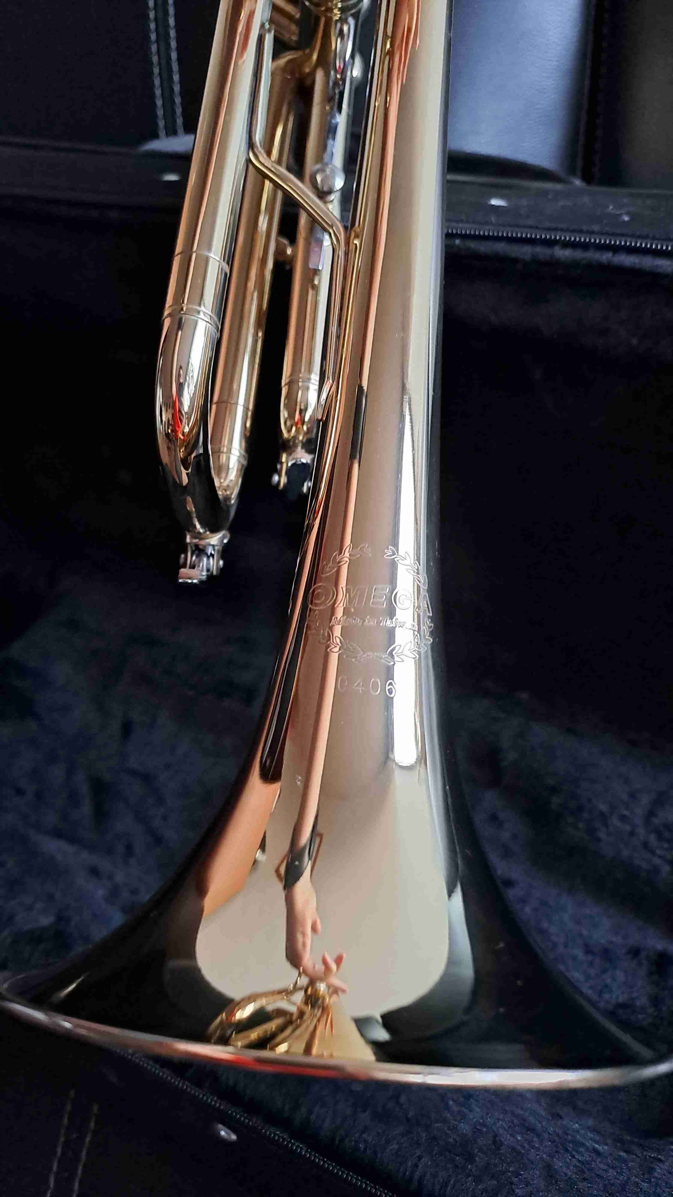 Trompeta dorada Omega con estuche - 4