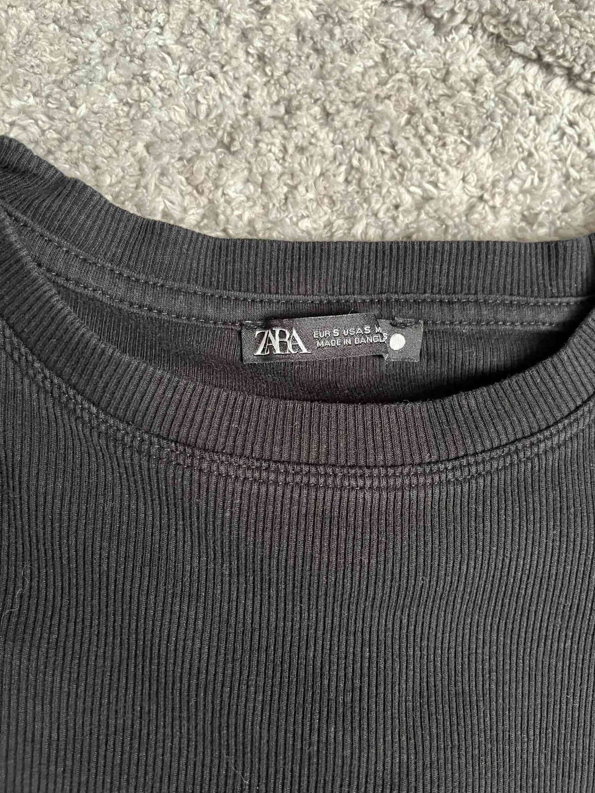 Polera negra con vuelos - miniatura 2