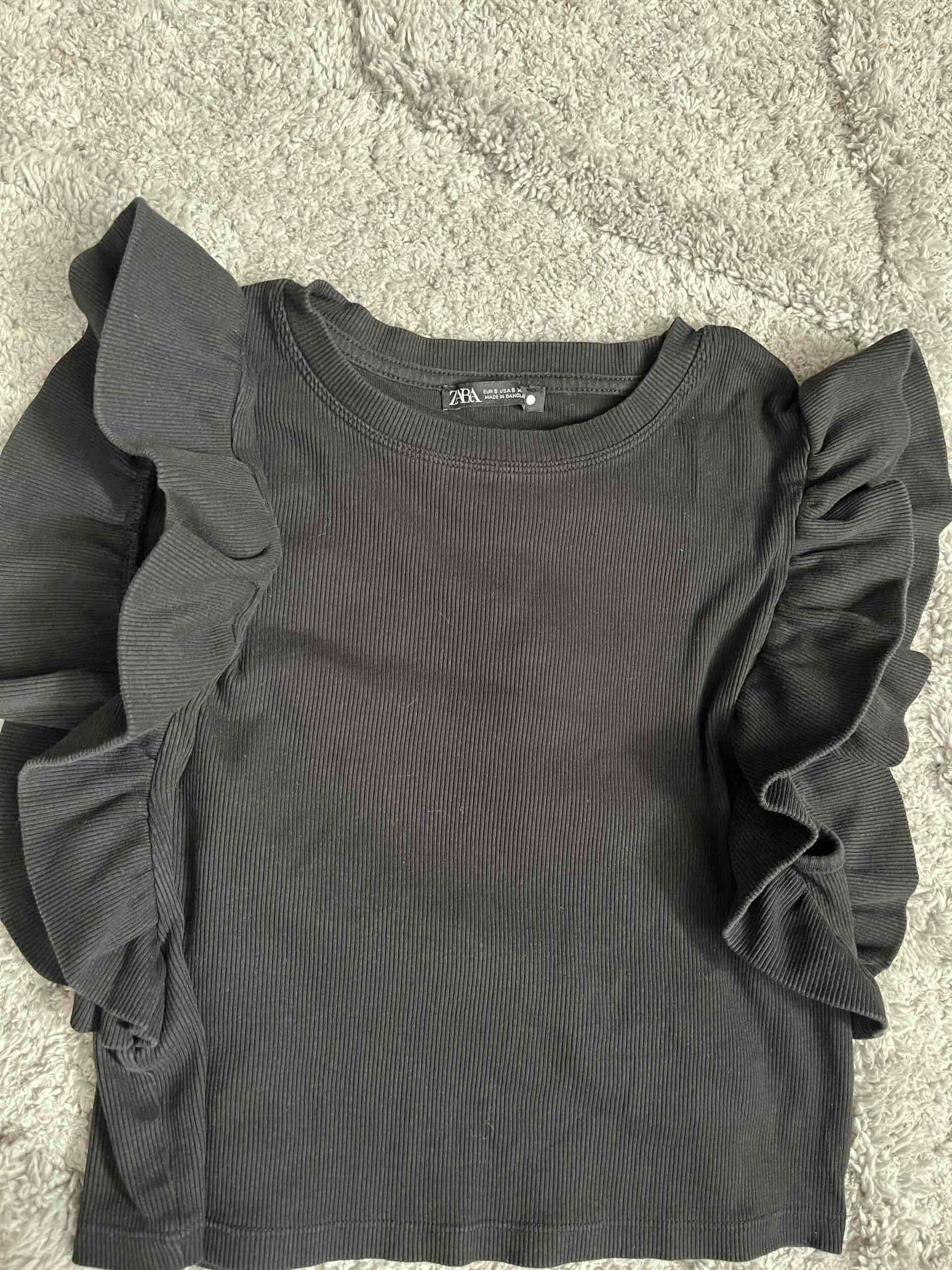 Polera negra con vuelos - miniatura 3