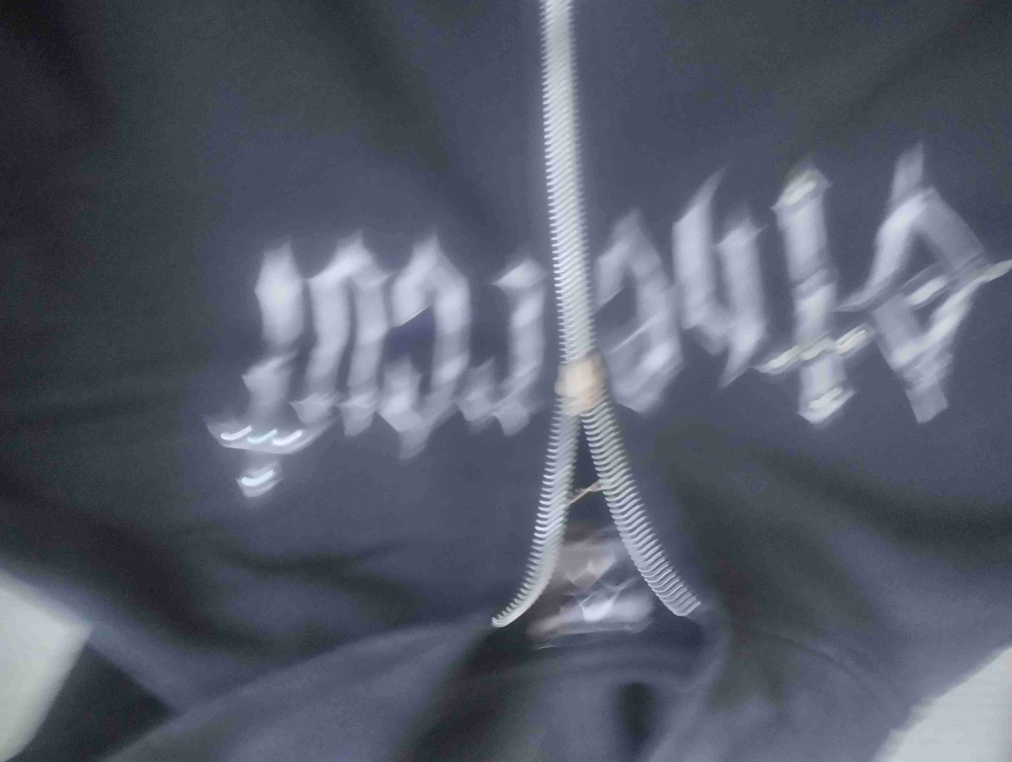 Polerón negro con diseño Gothic - miniatura 4