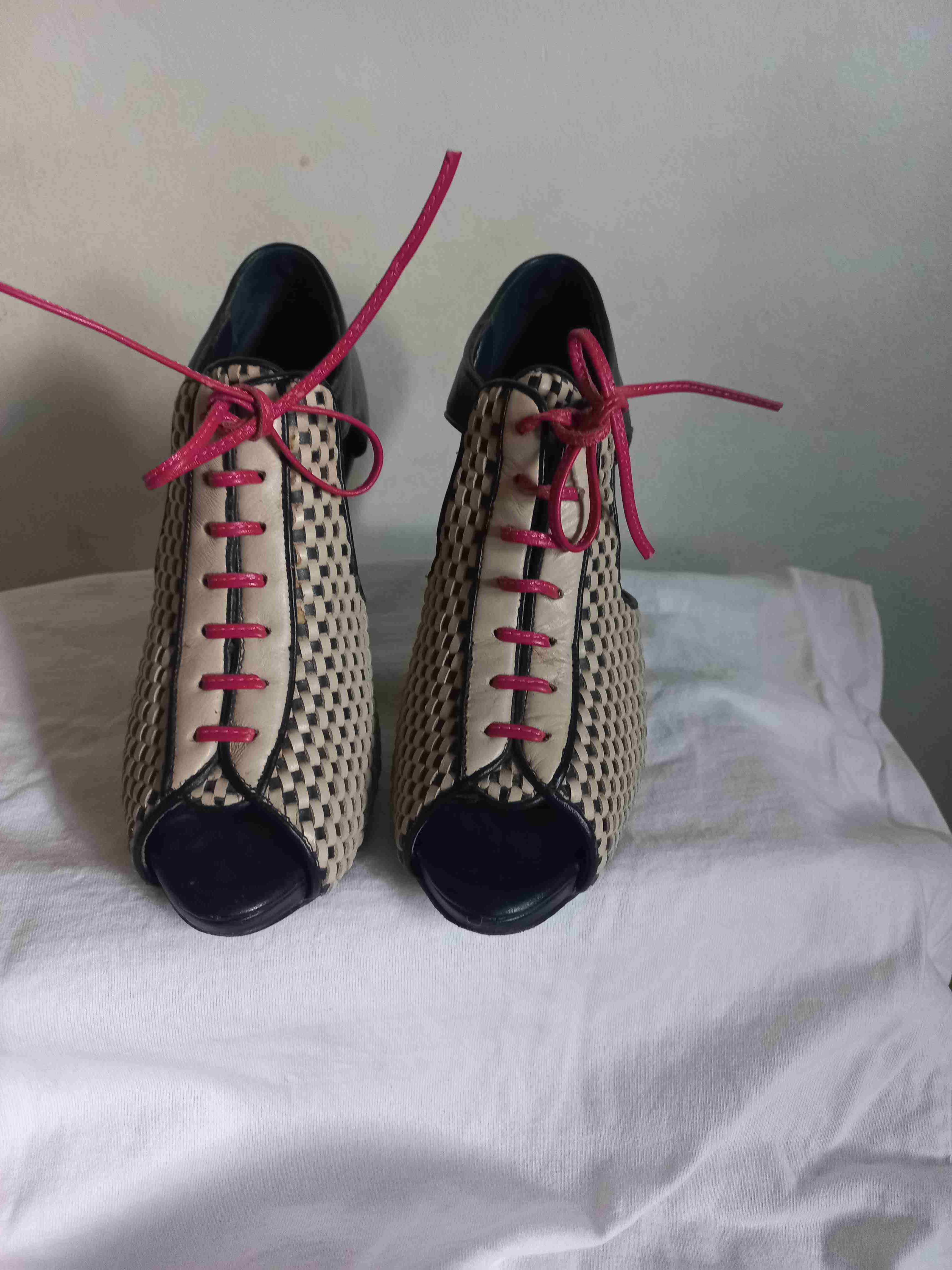 Zapatos de tacón alto blanco y negro - miniatura 2