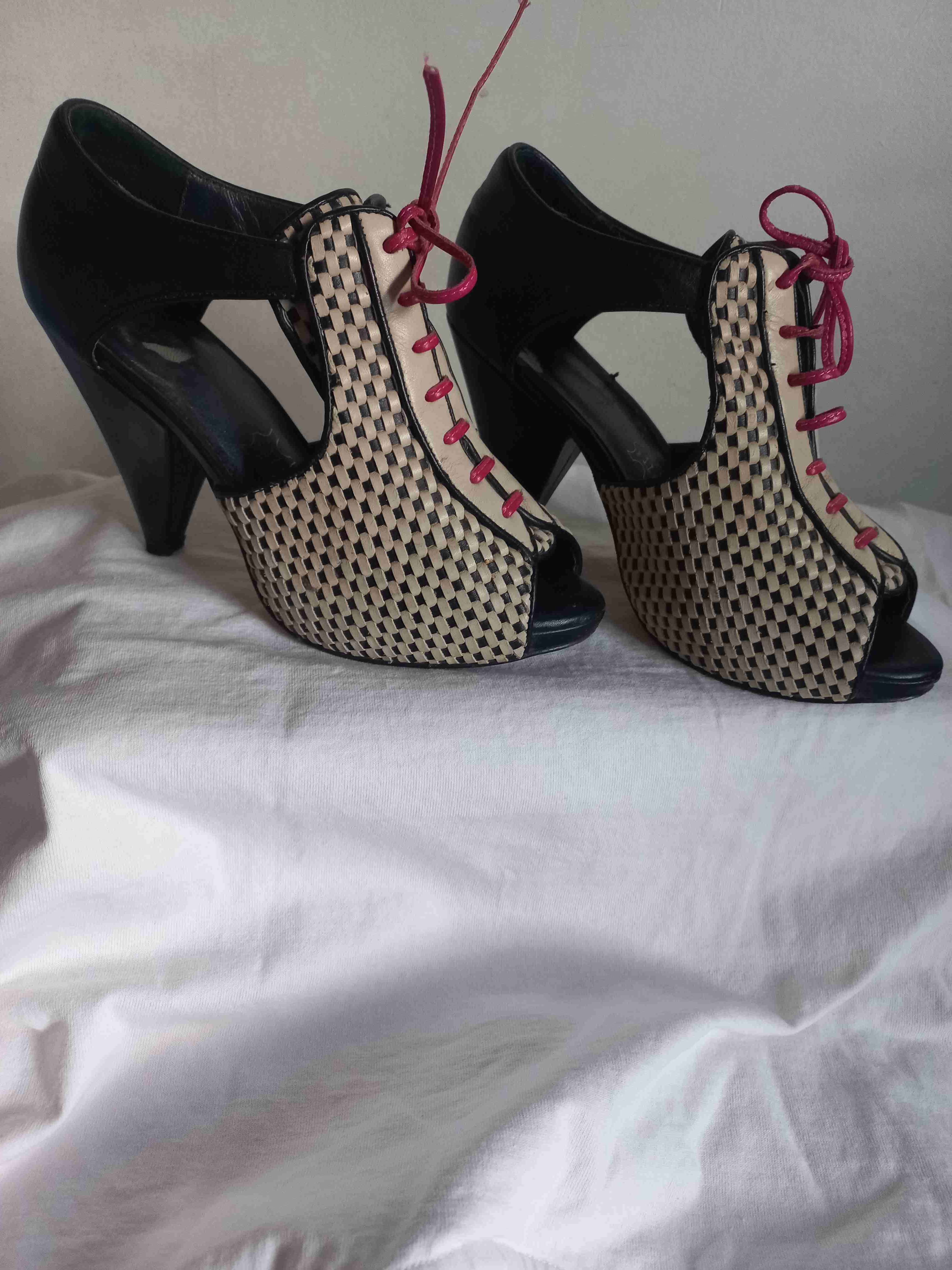 Zapatos de tacón alto blanco y negro - miniatura 3