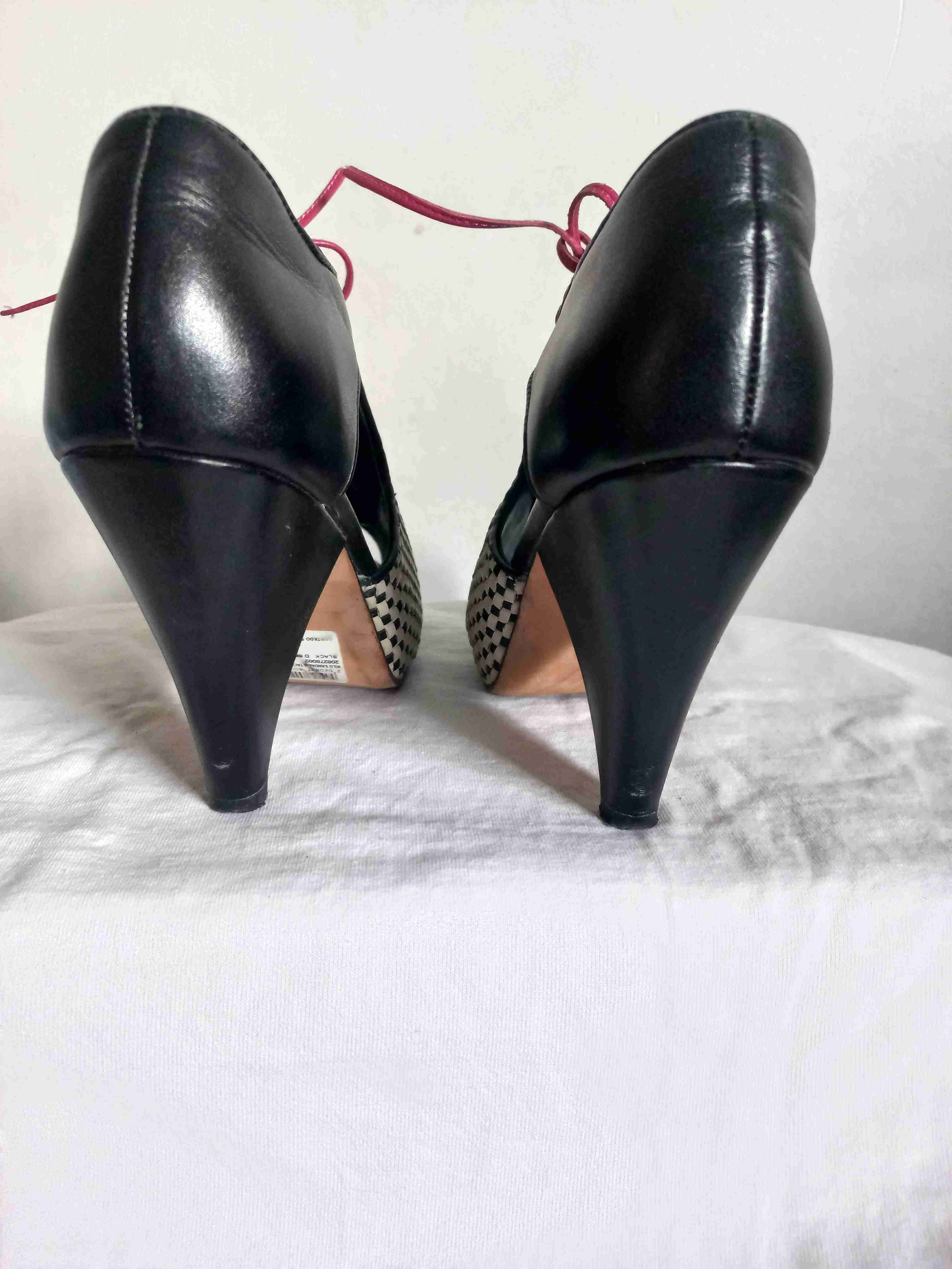 Zapatos de tacón alto blanco y negro - miniatura 5