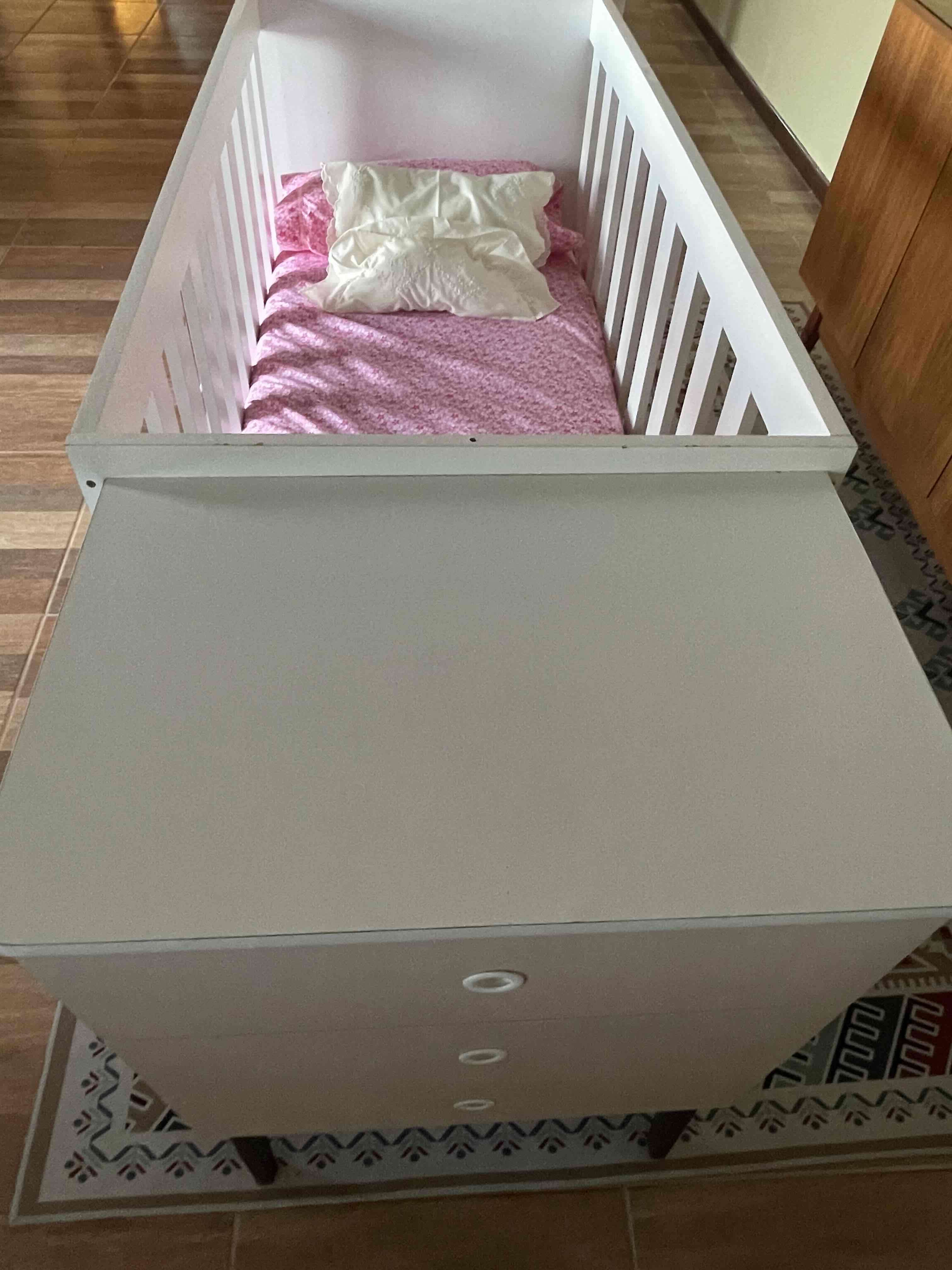 Cuna de madera blanca con colchón y ropa de cama - miniatura 1