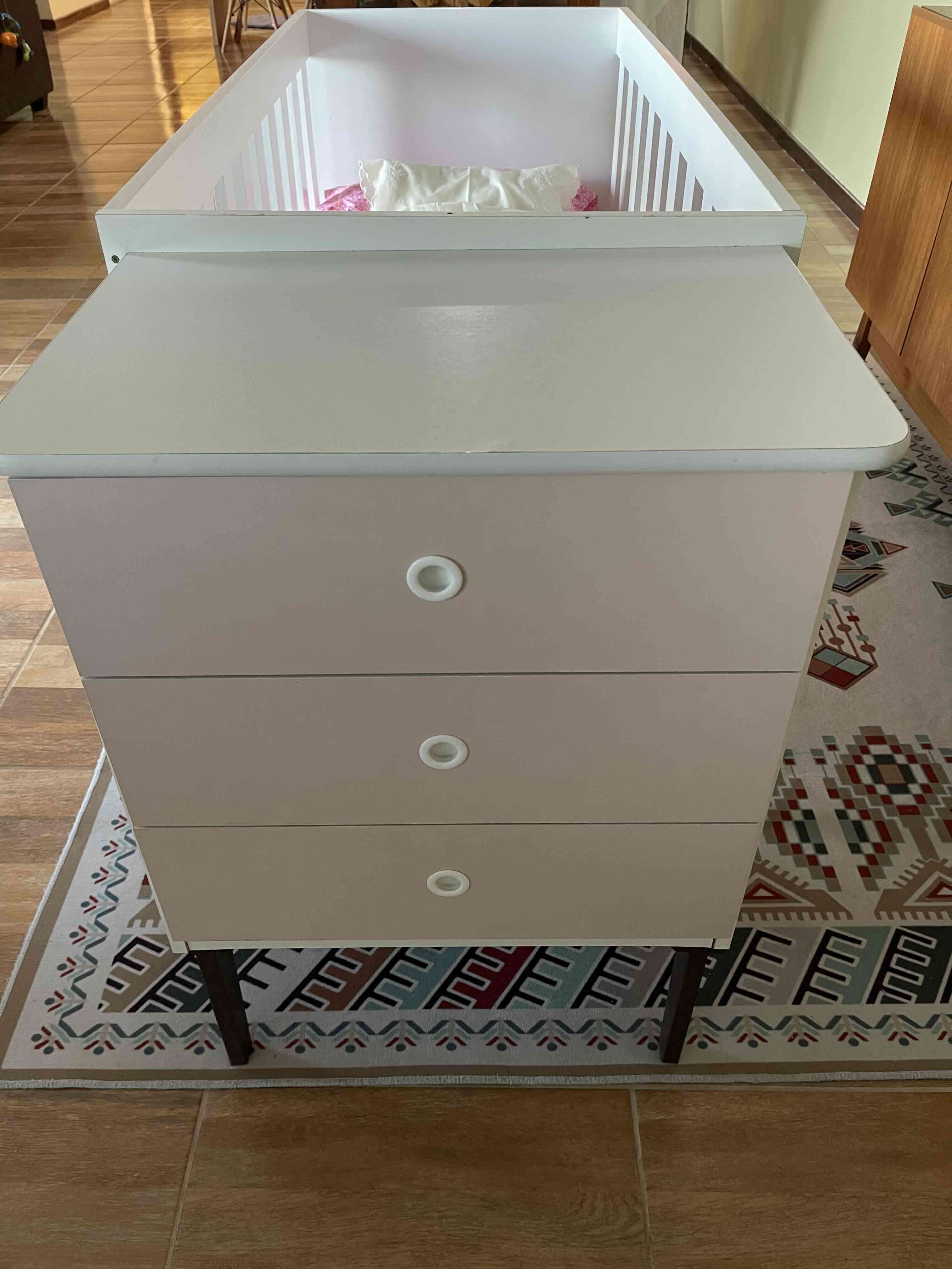 Cuna de madera blanca con colchón y ropa de cama - miniatura 3