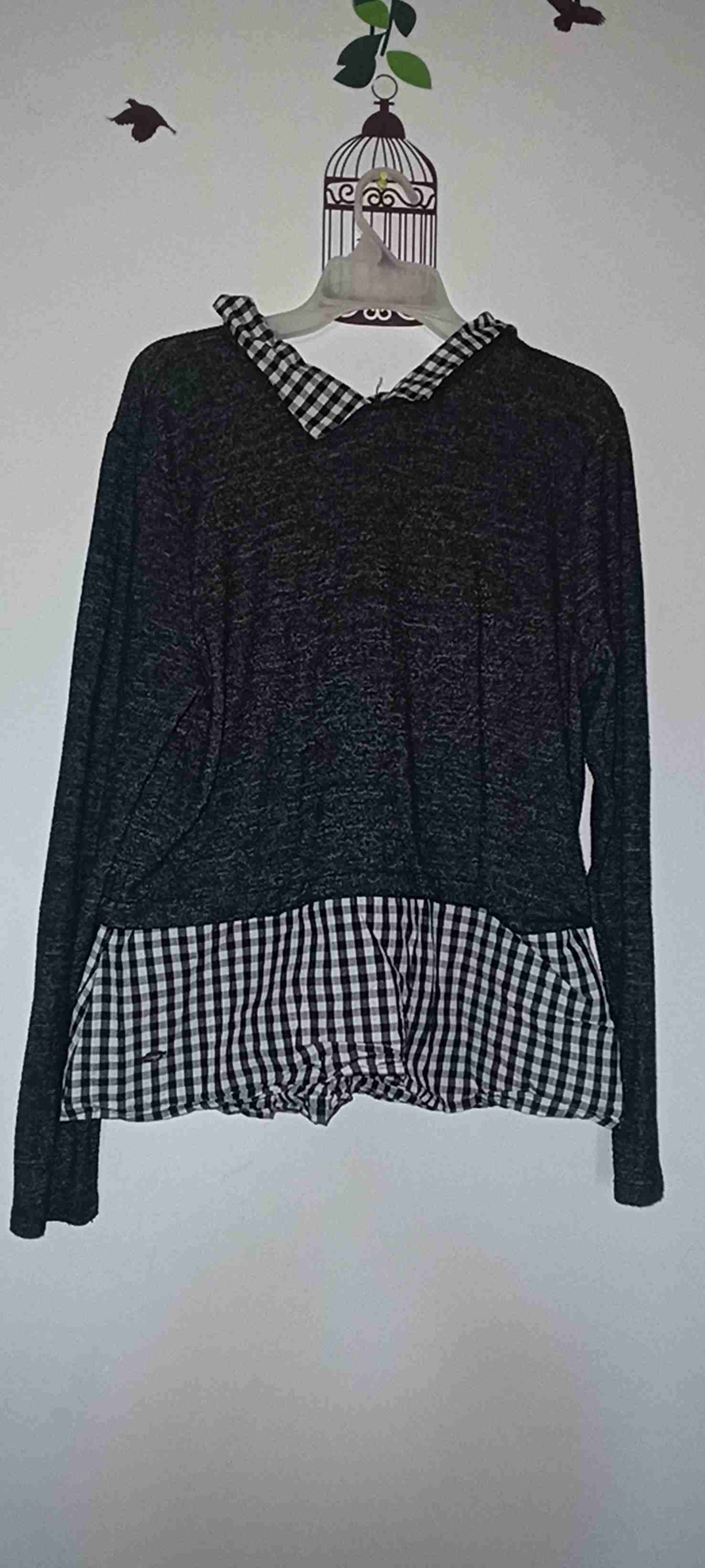 Polera negra con cuello a cuadros - 1