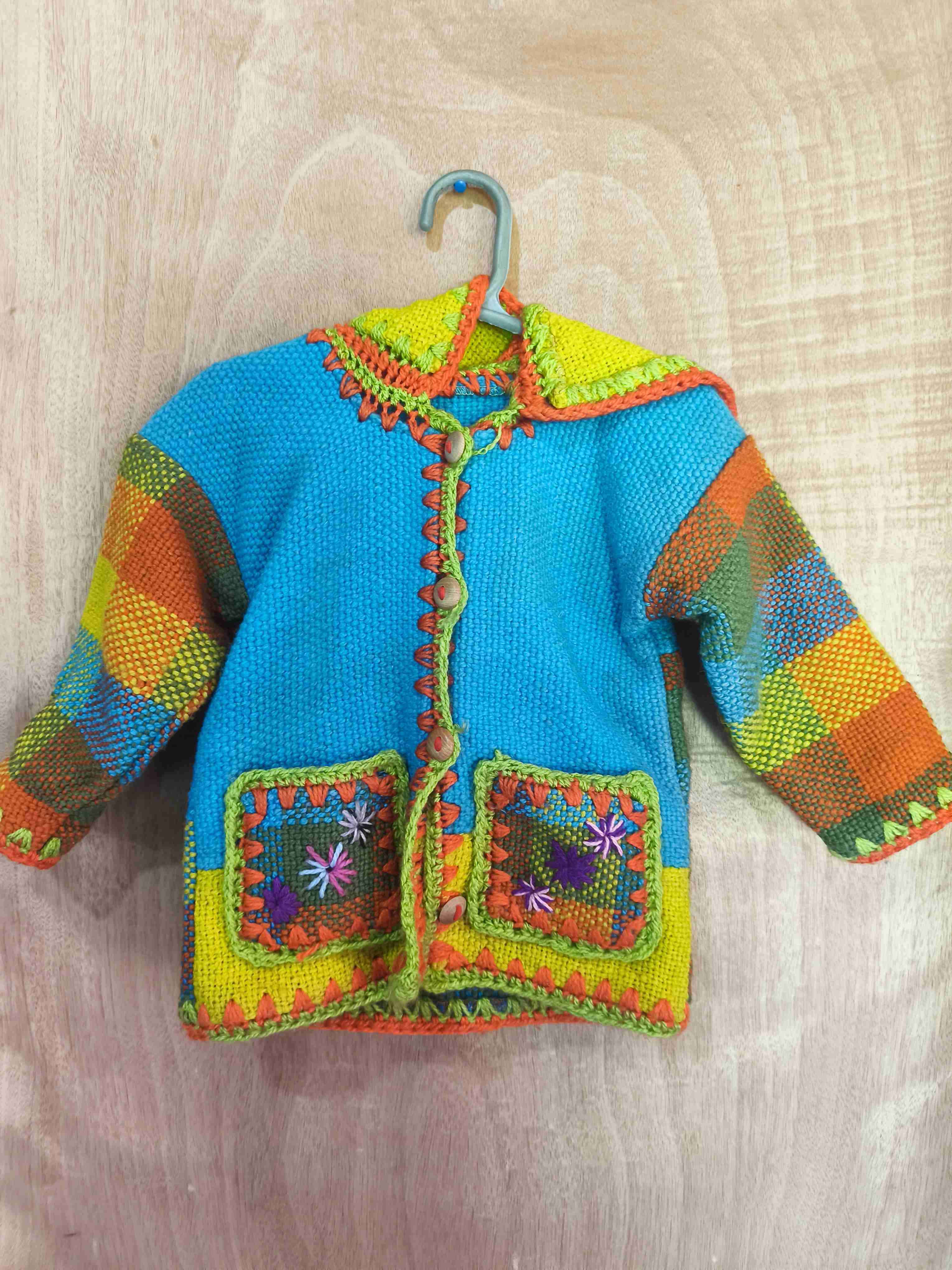 Chaqueta tejida colorida para niña