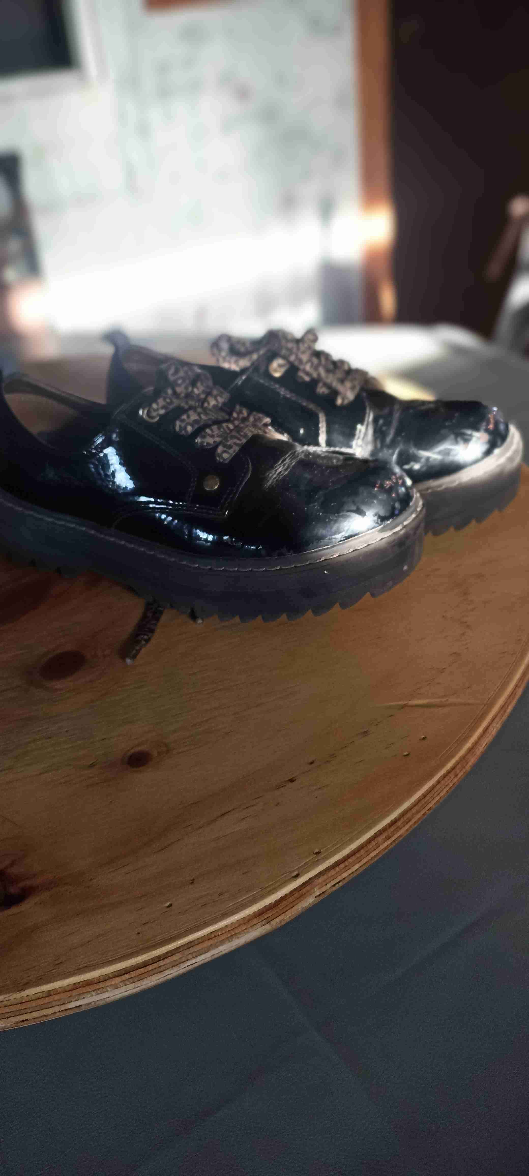 Zapatos negros charol con decorado - miniatura 1