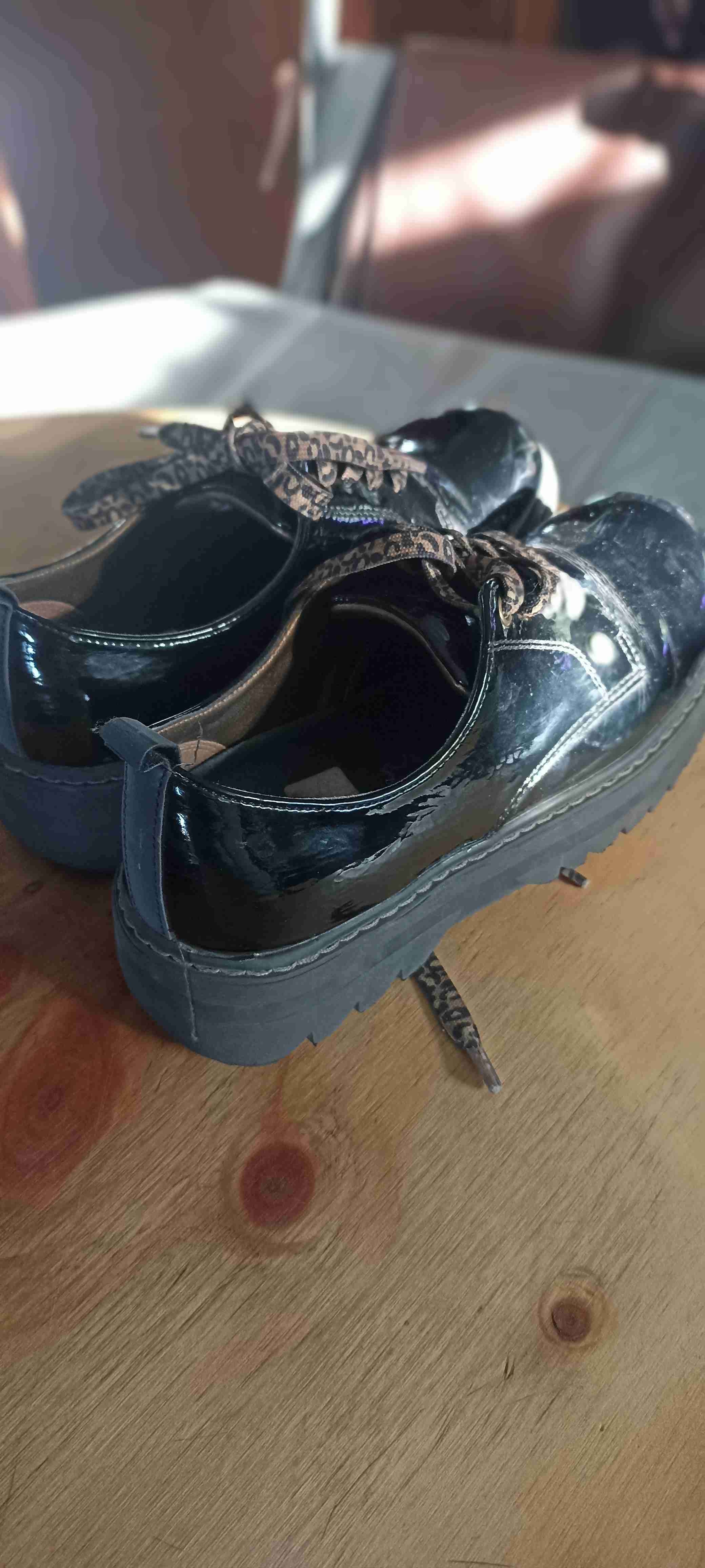 Zapatos negros charol con decorado - miniatura 2