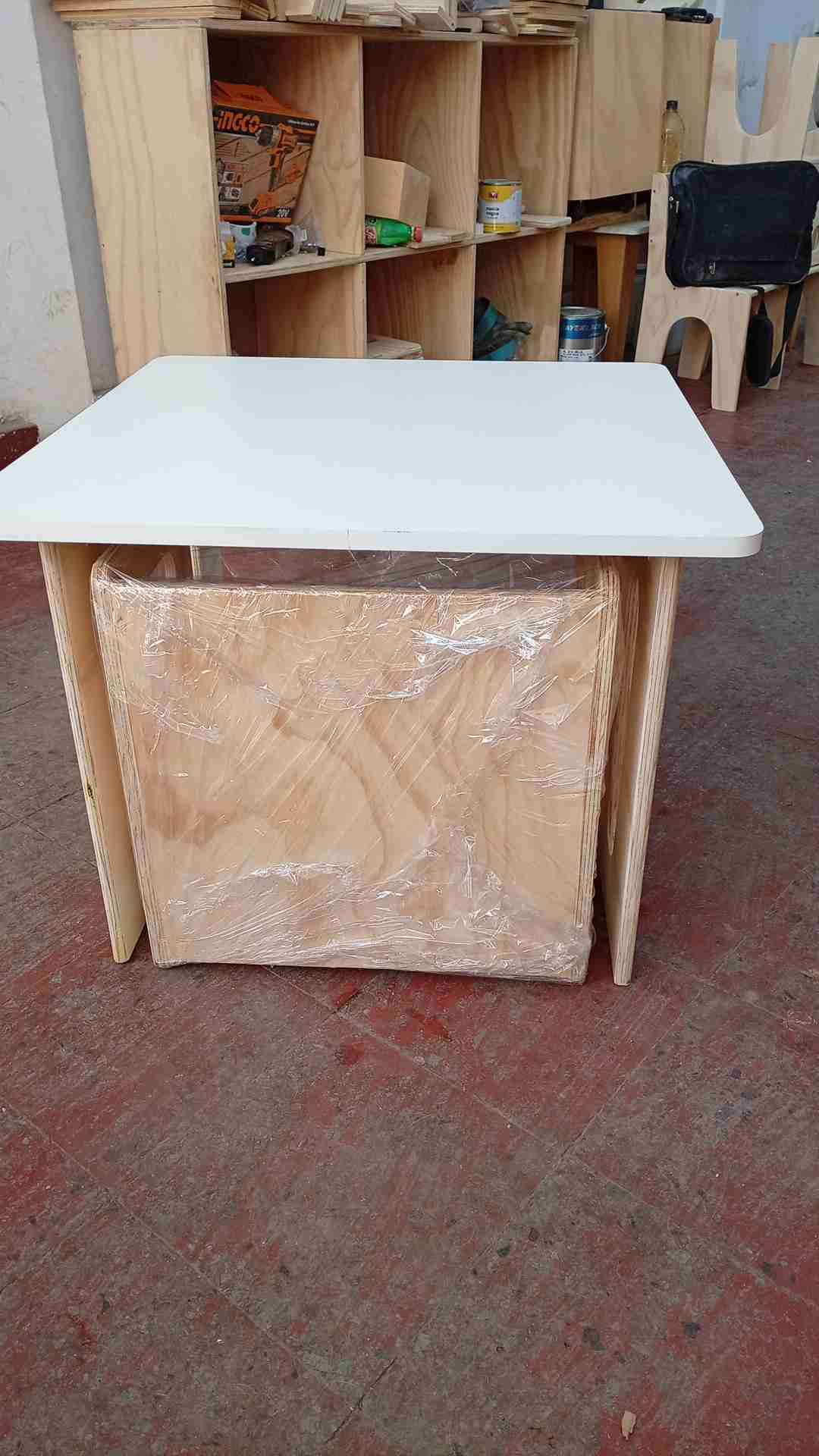 Mesa de madera con tapa blanca - miniatura 1