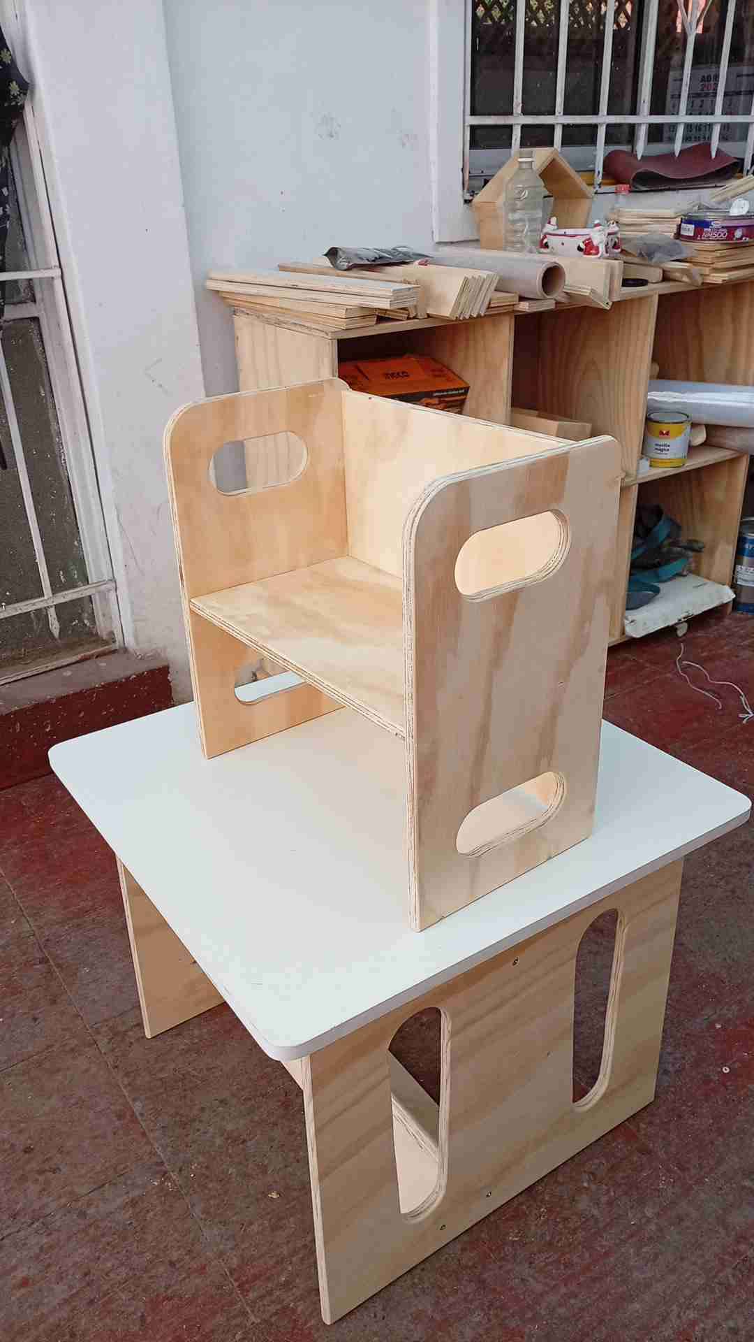 Mesa de madera con tapa blanca - miniatura 2