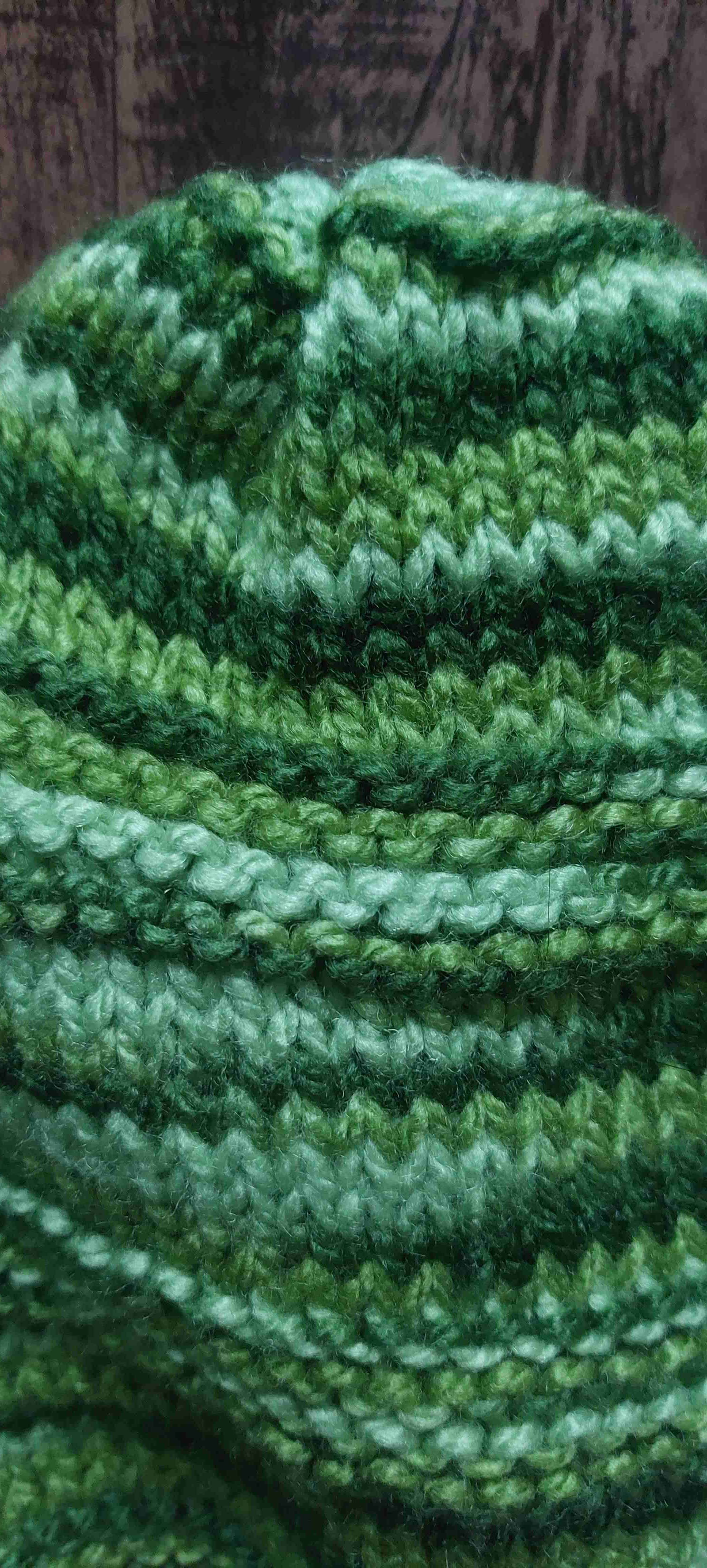 Gorro de lana verde tejido a mano - miniatura 2